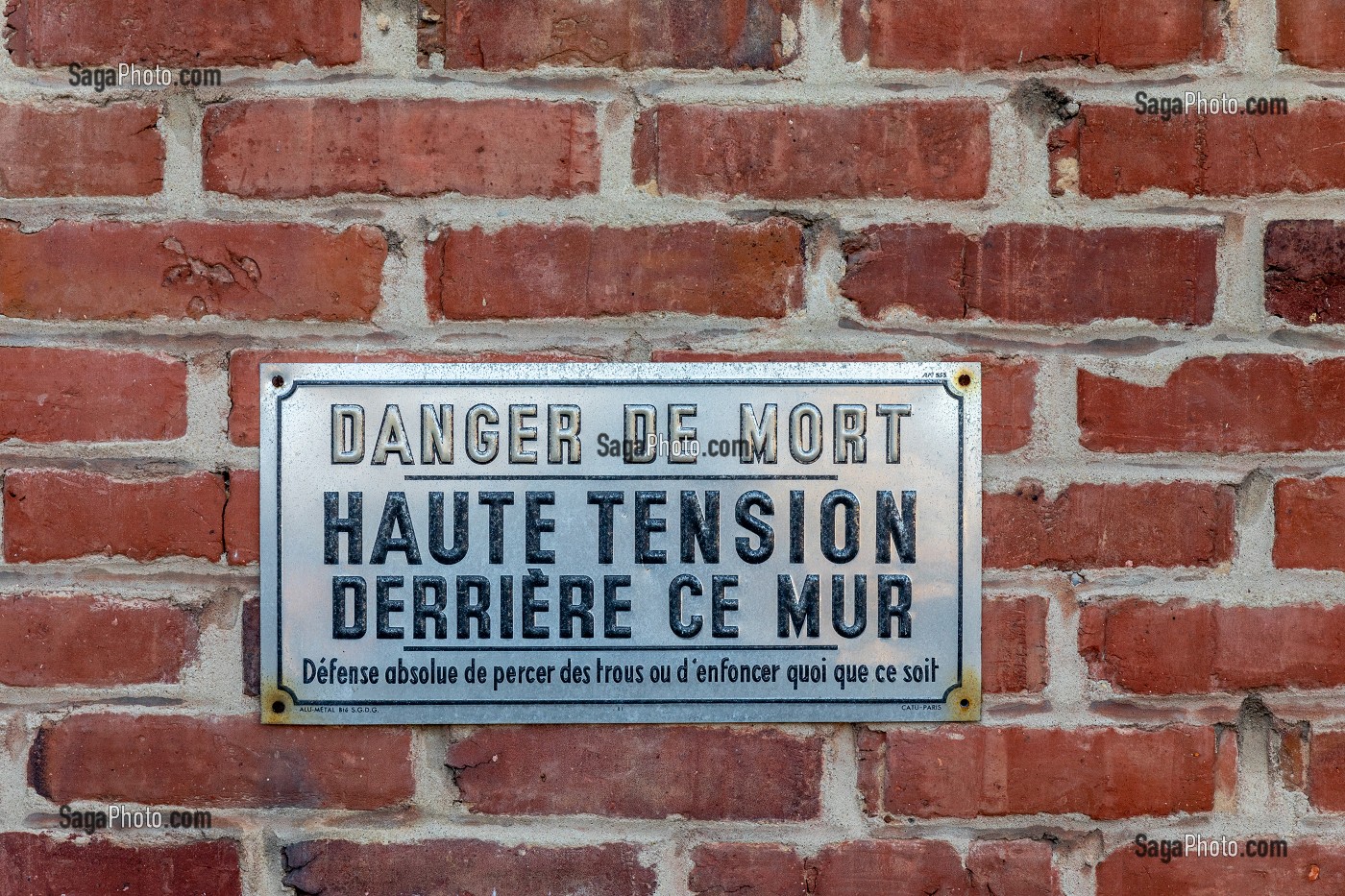 PANNEAU DE DANGER DE MORT PAR ELECTROCUTION PAR ELECTRICITE A HAUTE TENSION, MUR EN BRIQUE ROUGE 