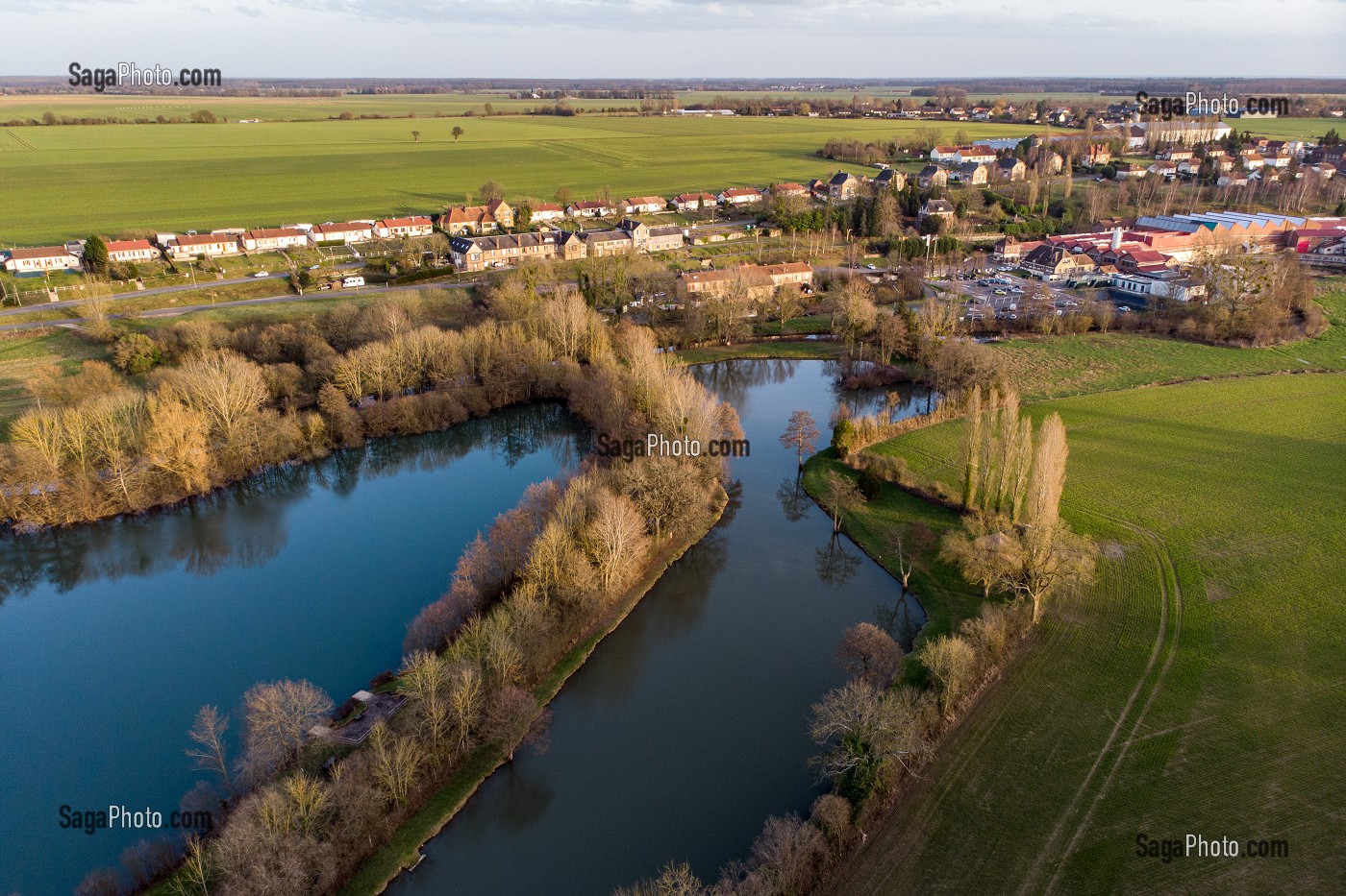 LES ETANGS ET LA CITE OUVRIERE DU MOULIN A PAPIER, RUGLES, EURE, FRANCE 