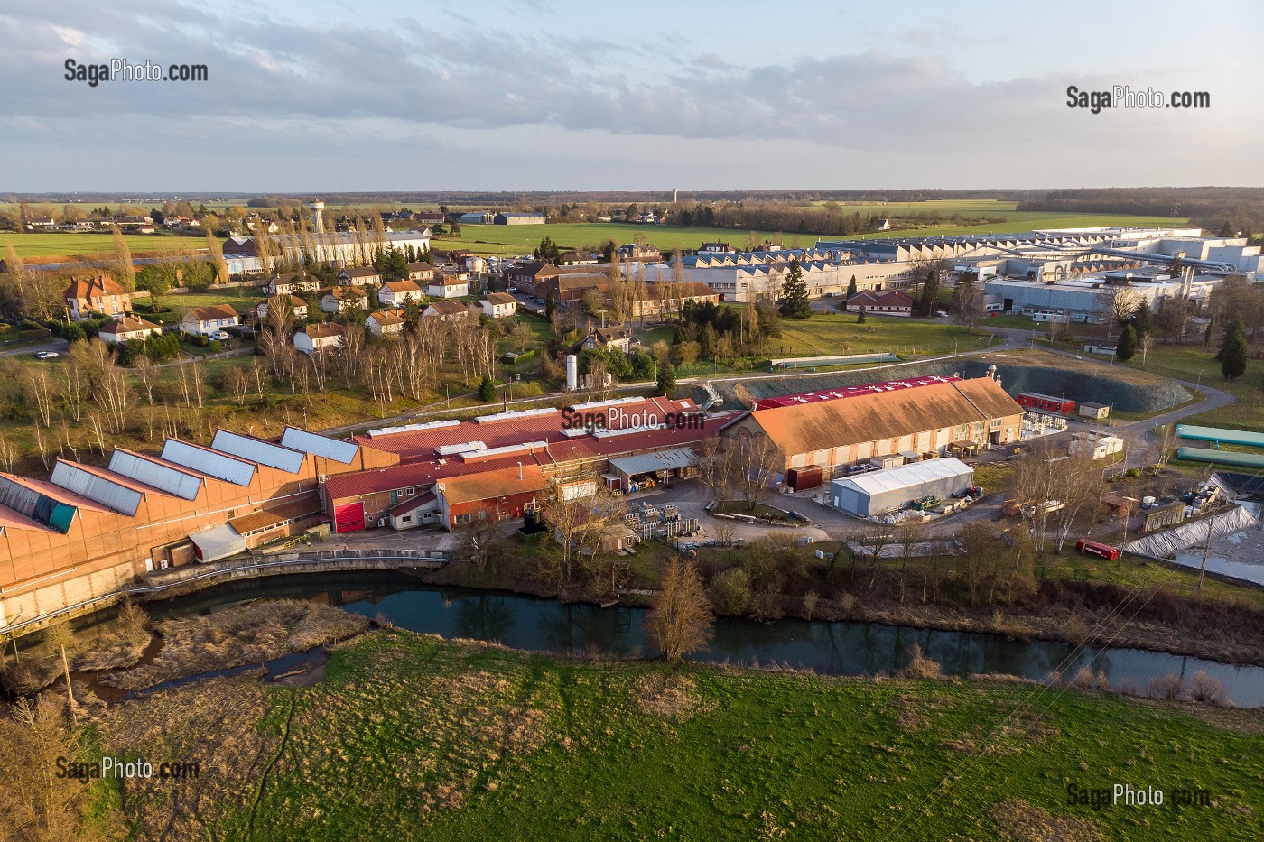 USINE FRAMATOME FILIALE D'EDF EN PREMIER PLAN AU BORD DE LA RISLE ET USINE EUROFOIL AU FOND, LAMINAGE D'ALUMINIUM, CITE OUVRIERE DU MOULIN A PAPIER, RUGLES, EURE, FRANCE 