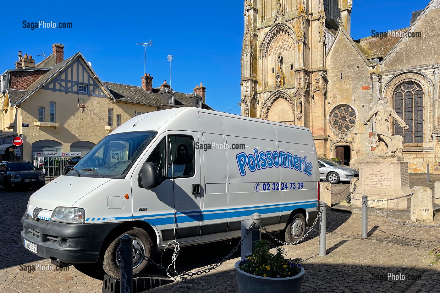 POISSONNERIE, COMMERCE AMBULANT SUR LA PLACE DE L'EGLISE, RUGLES, EURE, FRANCE 