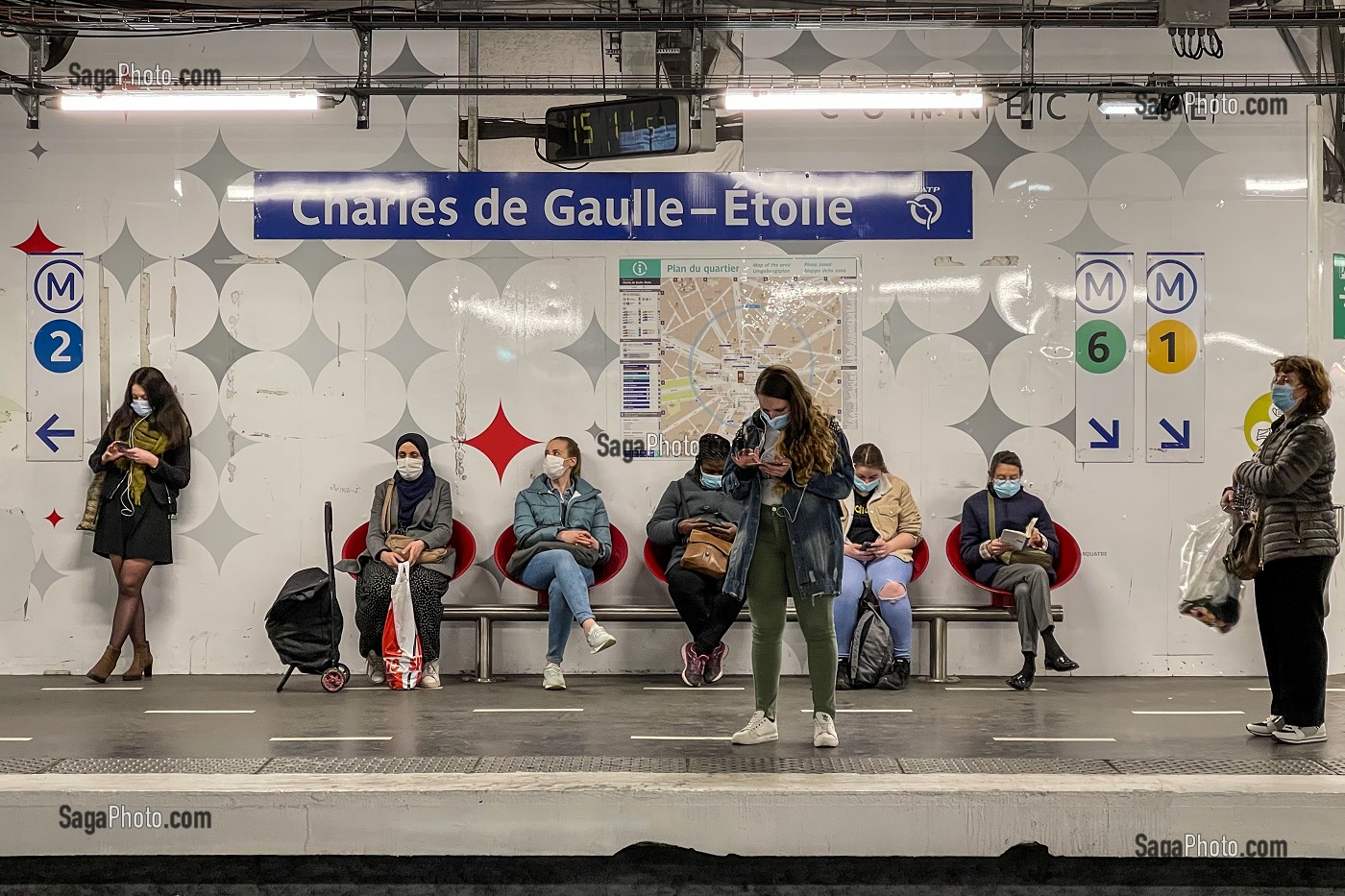 PASSAGERS MASQUES PAR MESURE D'HYGIENE ET DE PREVENTION CONTRE LE VIRUS COVID, METRO PARISIEN, STATION CHARLES DE GAULLE - ETOILE, RATP, (75) PARIS, FRANCE 