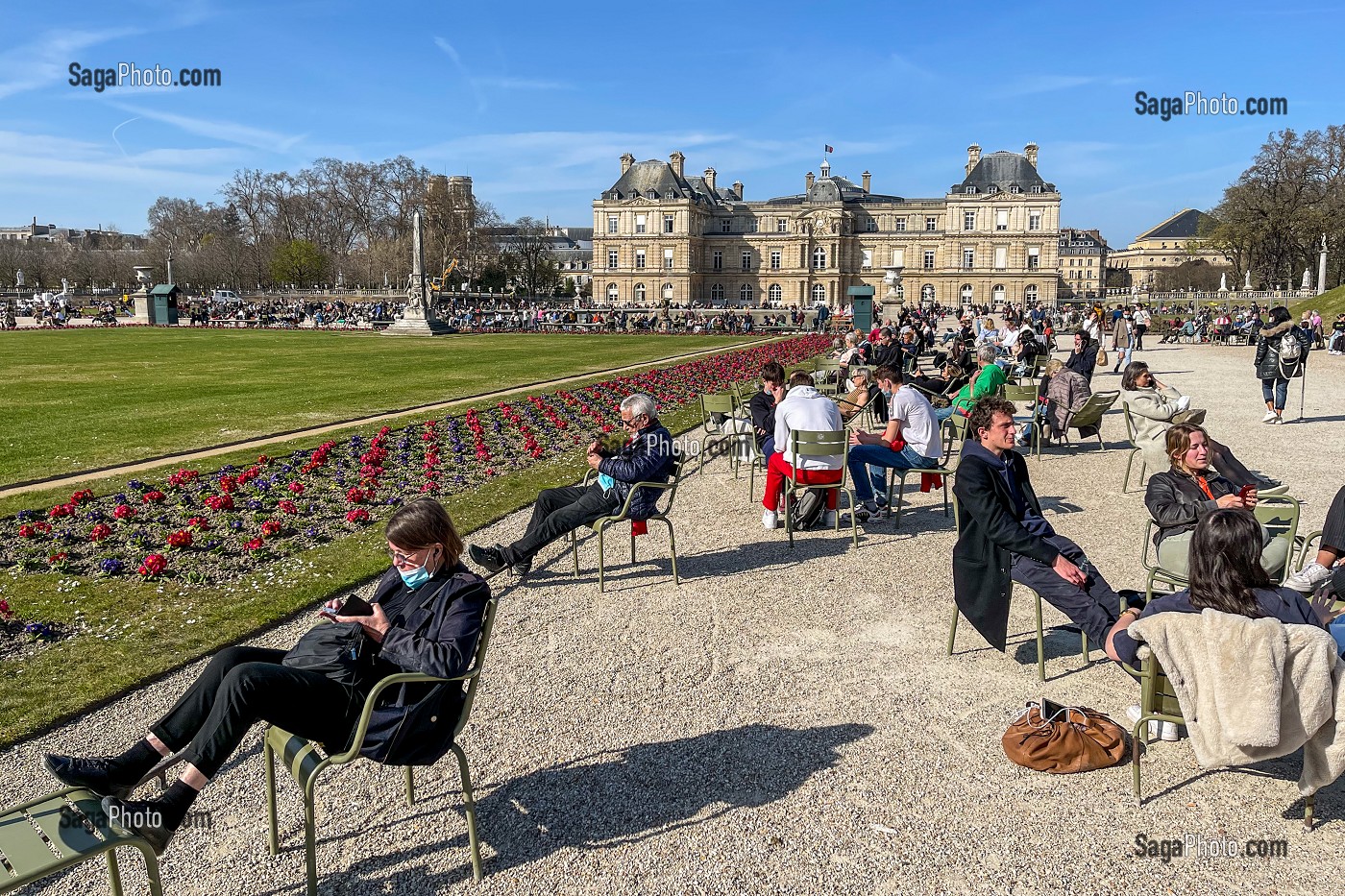 BAINS DE SOLEIL PENDANT LE CONFINEMENT, JARDIN DU LUXEMBOURG ET PALAIS (SENAT), 6EME ARRONDISSEMENT, (75) PARIS, FRANCE 