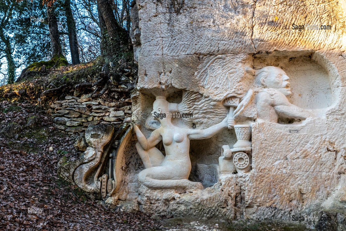 SITE DES PIERRES SCULPTEES LES LAPIDIALES, LA GALAXIE DES PIERRES LEVEES DANS L'ANCIENNE CARRIERE DES CHABOSSIERES, PORT D'ENVAUX, CHARENTE-MARITIME (17), FRANCE 