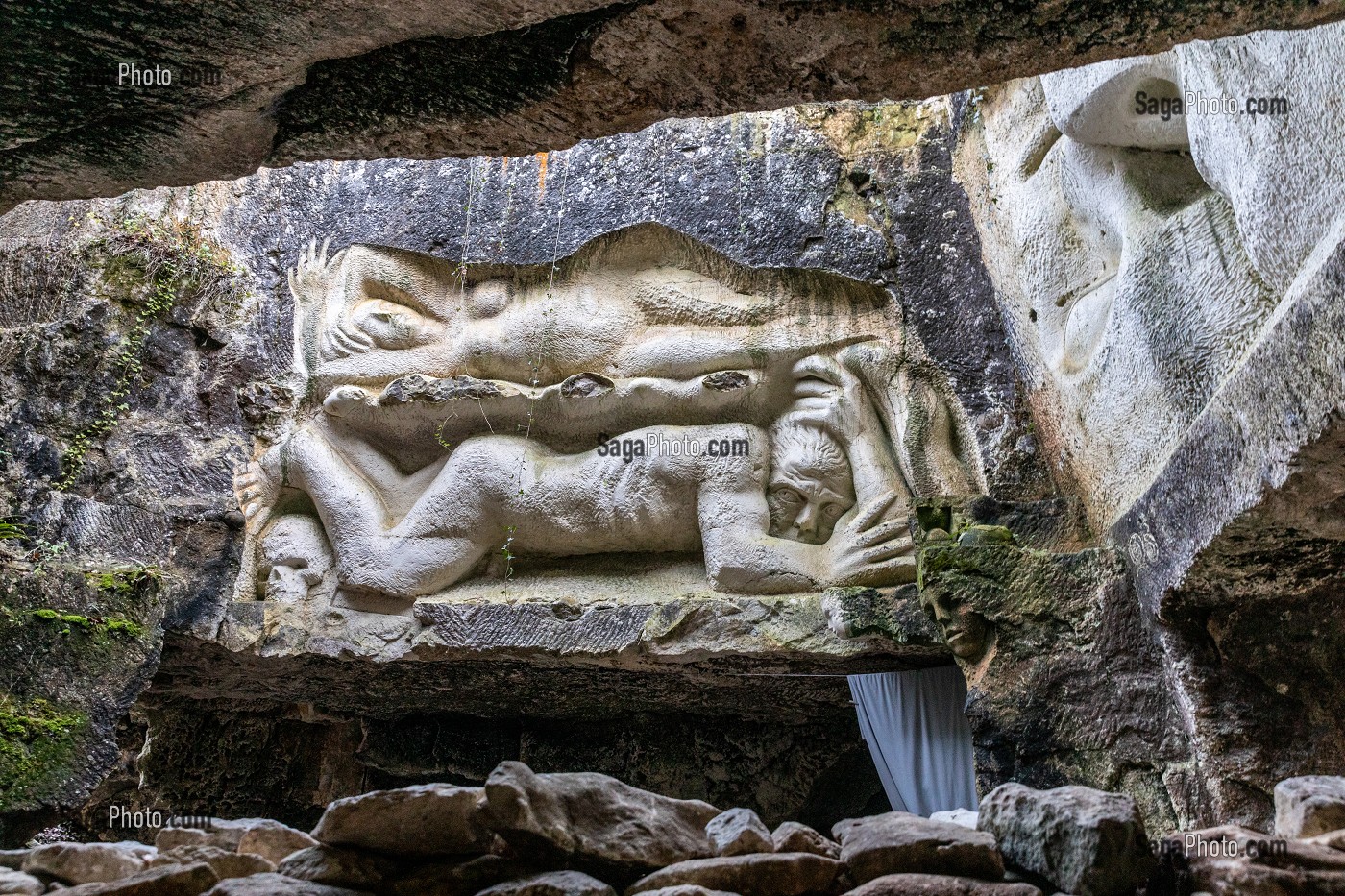 SITE DES PIERRES SCULPTEES LES LAPIDIALES, LA GALAXIE DES PIERRES LEVEES DANS L'ANCIENNE CARRIERE DES CHABOSSIERES, PORT D'ENVAUX, CHARENTE-MARITIME (17), FRANCE 