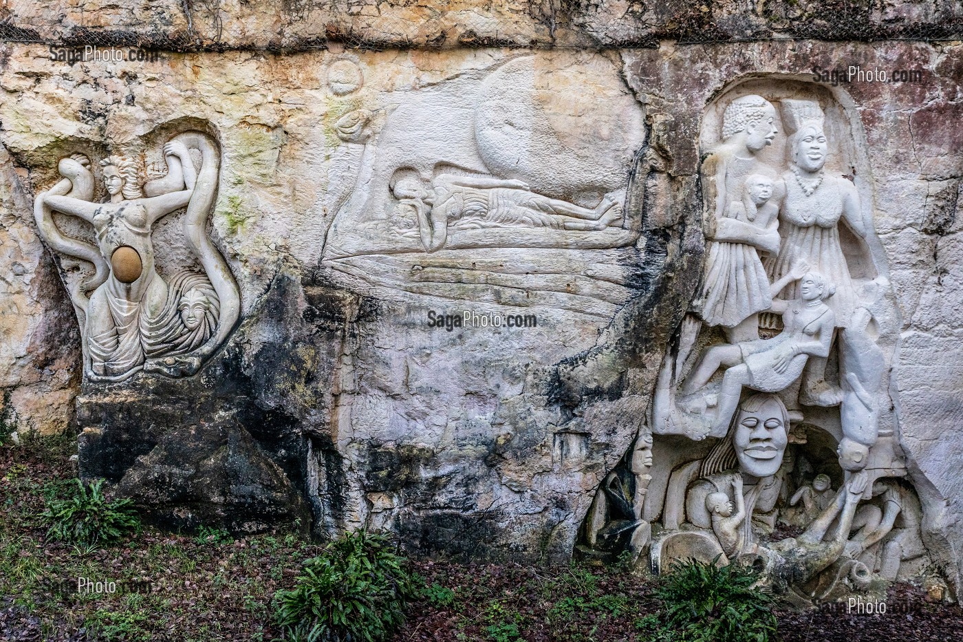 SITE DES PIERRES SCULPTEES LES LAPIDIALES, LA GALAXIE DES PIERRES LEVEES DANS L'ANCIENNE CARRIERE DES CHABOSSIERES, PORT D'ENVAUX, CHARENTE-MARITIME (17), FRANCE 