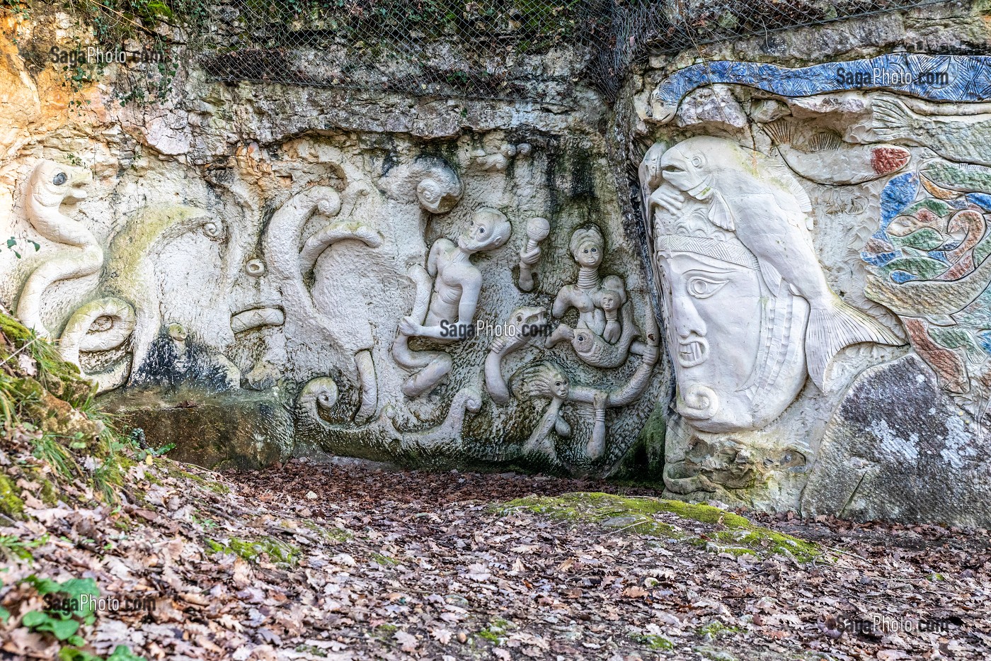 SITE DES PIERRES SCULPTEES LES LAPIDIALES, LA GALAXIE DES PIERRES LEVEES DANS L'ANCIENNE CARRIERE DES CHABOSSIERES, PORT D'ENVAUX, CHARENTE-MARITIME (17), FRANCE 