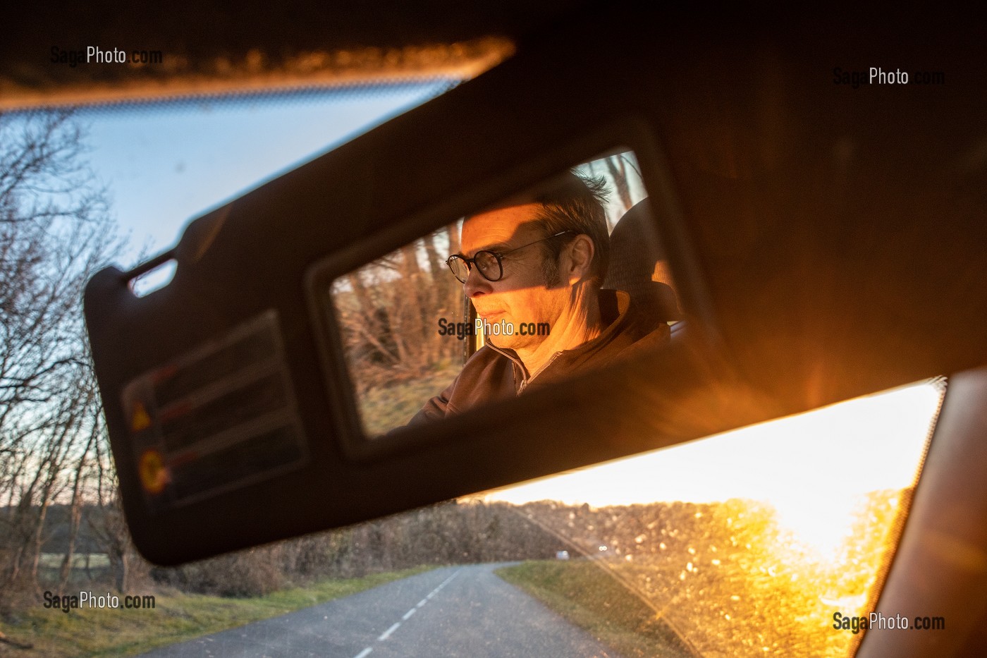 CONDUCTEUR AU VOLANT EBLOUI PAR LE COUCHER DE SOLEIL 