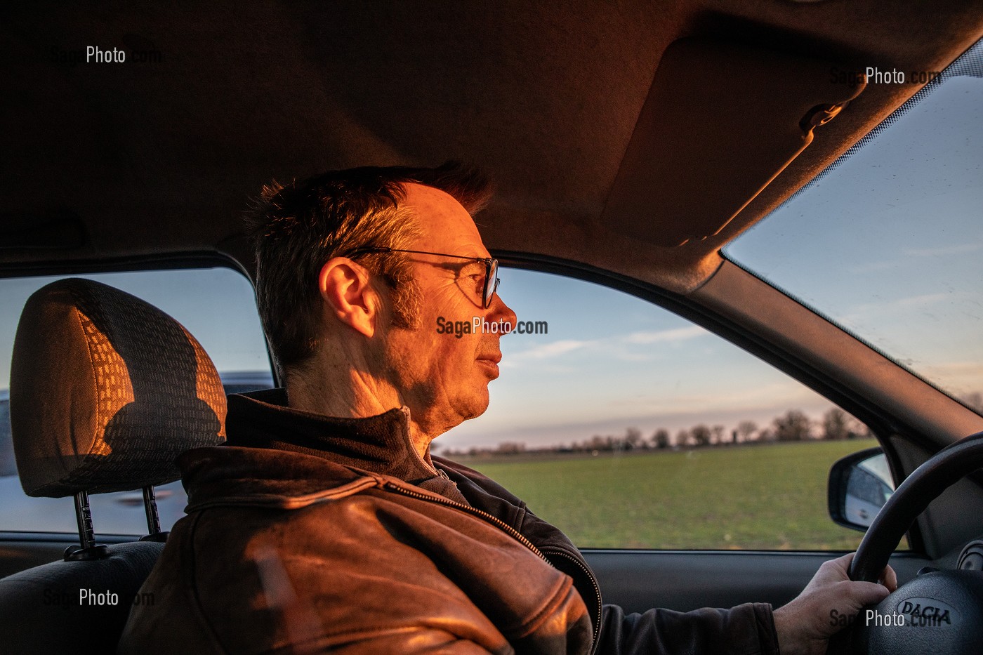 CONDUCTEUR AU VOLANT EBLOUI PAR LE COUCHER DE SOLEIL 