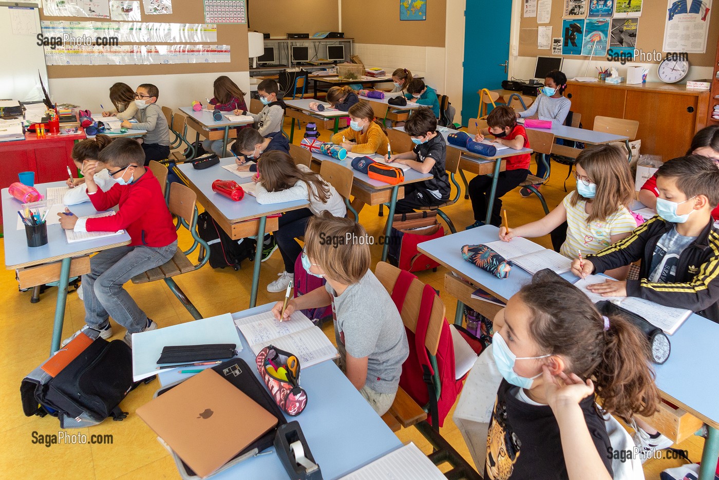 ELEVES MASQUES DANS UNE SALLE DE CLASSE ELEMENTAIRE EN CHARENTE-MARITIME (17), FRANCE 