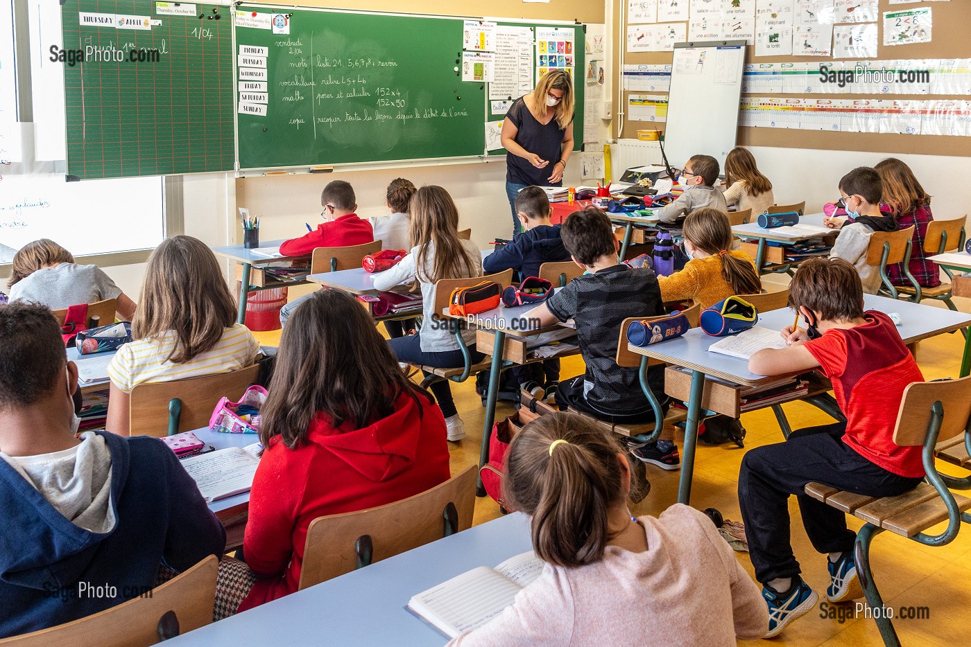 LES DEVOIRS A FAIRE, ELEVES MASQUES DANS UNE SALLE DE CLASSE ELEMENTAIRE EN CHARENTE-MARITIME (17), FRANCE 