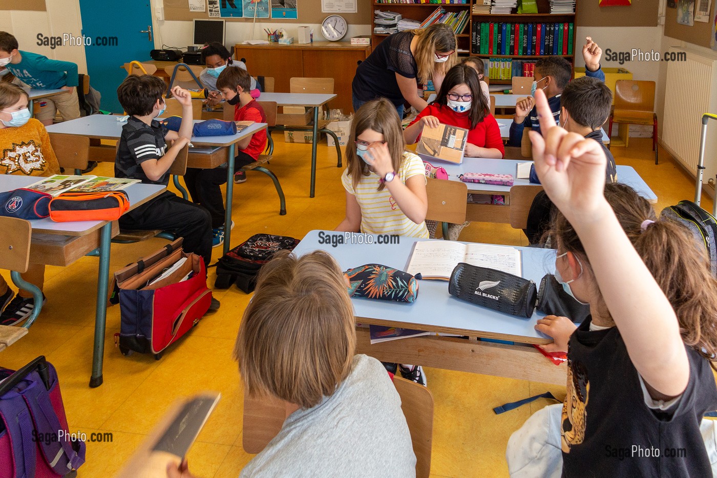 ELEVES MASQUES DANS UNE SALLE DE CLASSE ELEMENTAIRE EN CHARENTE-MARITIME (17), FRANCE 