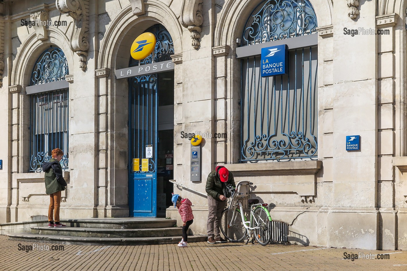 LA POSTE ET LA BANQUE POSTALE, ROCHEFORT, CHARENTE-MARITIME (17), FRANCE 