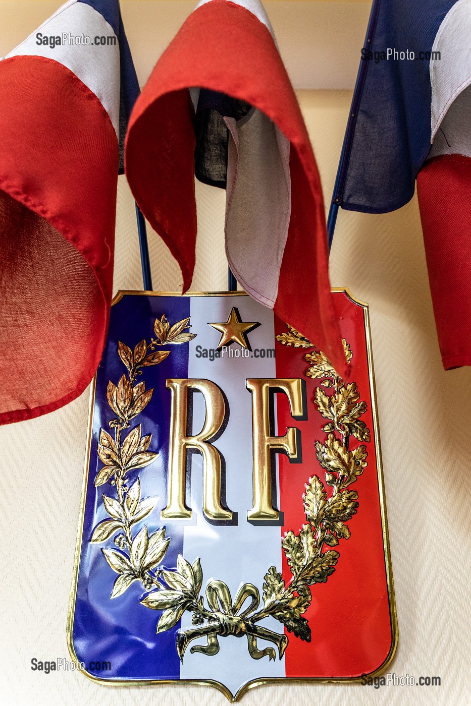 DRAPEAUX FRANCAIS ET PLAQUE DE LA REPUBLIQUE FRANCAISE, MAIRIE DE LA NEUVE-LYRE, EURE, NORMANDIE, FRANCE 