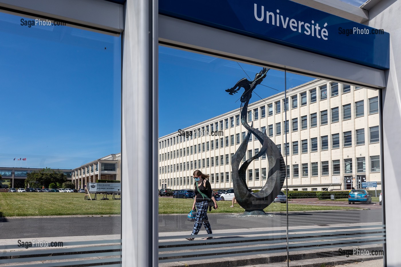 STATUE DU PHENIX, SCULPTURE DE LOUIS LEYGUE,  A TRAVERS LA STATION DE TRAMWAY DEVANT L'UNIVERSITE DE CAEN, CALVADOS, NORMANDIE, FRANCE 