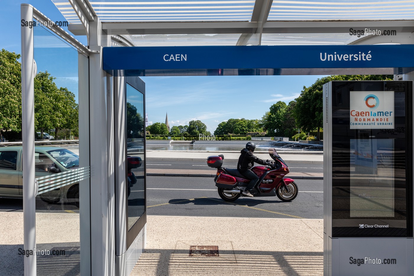 MOTARD DEVANT LA STATION DE TRAMWAY DEVANT L'UNIVERSITE DE CAEN, CALVADOS, NORMANDIE, FRANCE 