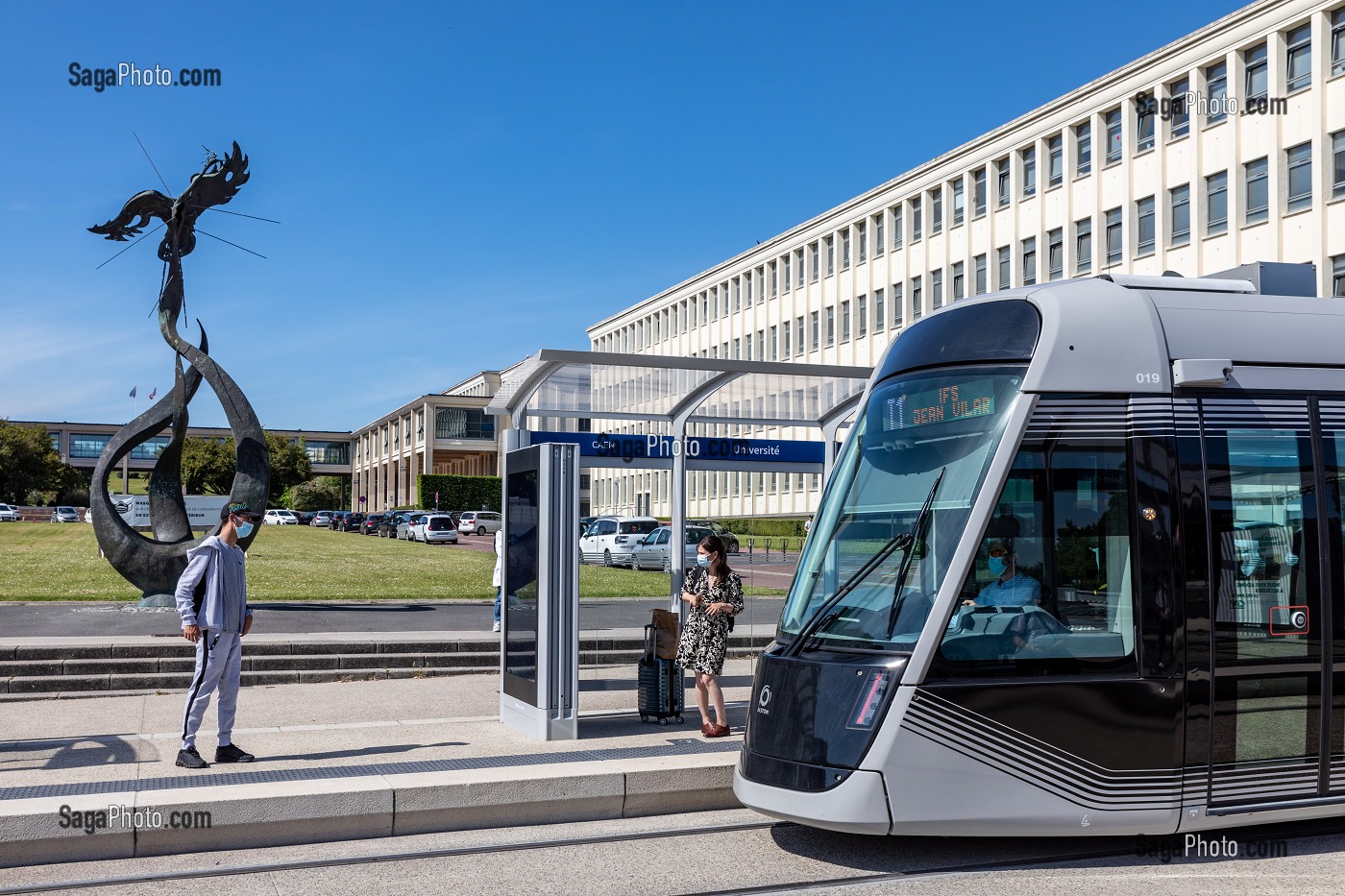 TRAMWAY DEVANT LE PHENIX DE L'UNIVERSITE DE CAEN, SCULPTURE DE LOUIS LEYGUE, CALVADOS, NORMANDIE, FRANCE 