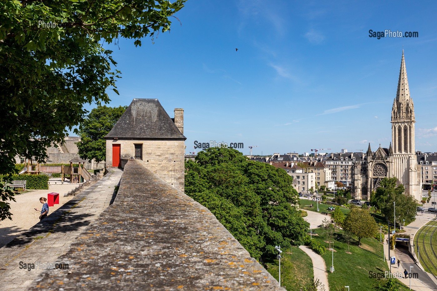 CLOCHER DE L'EGLISE SAINT-PIERRE ET REMPARTS DU CHATEAU DE CAEN CONSTRUIT VERS 1060 (XI EME SIECLE) PAR GUILLAUME LE CONQUERANT, RESIDENCE DES DUCS DE NORMANDIE, CAEN (14), NORMANDIE, FRANCE 