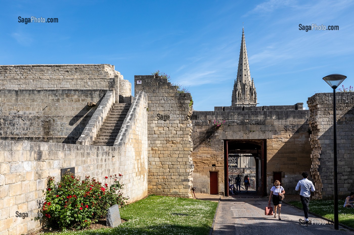 CLOCHER DE L'EGLISE SAINT-PIERRE ET REMPARTS DU CHATEAU DE CAEN CONSTRUIT VERS 1060 (XI EME SIECLE) PAR GUILLAUME LE CONQUERANT, RESIDENCE DES DUCS DE NORMANDIE, CAEN (14), NORMANDIE, FRANCE 