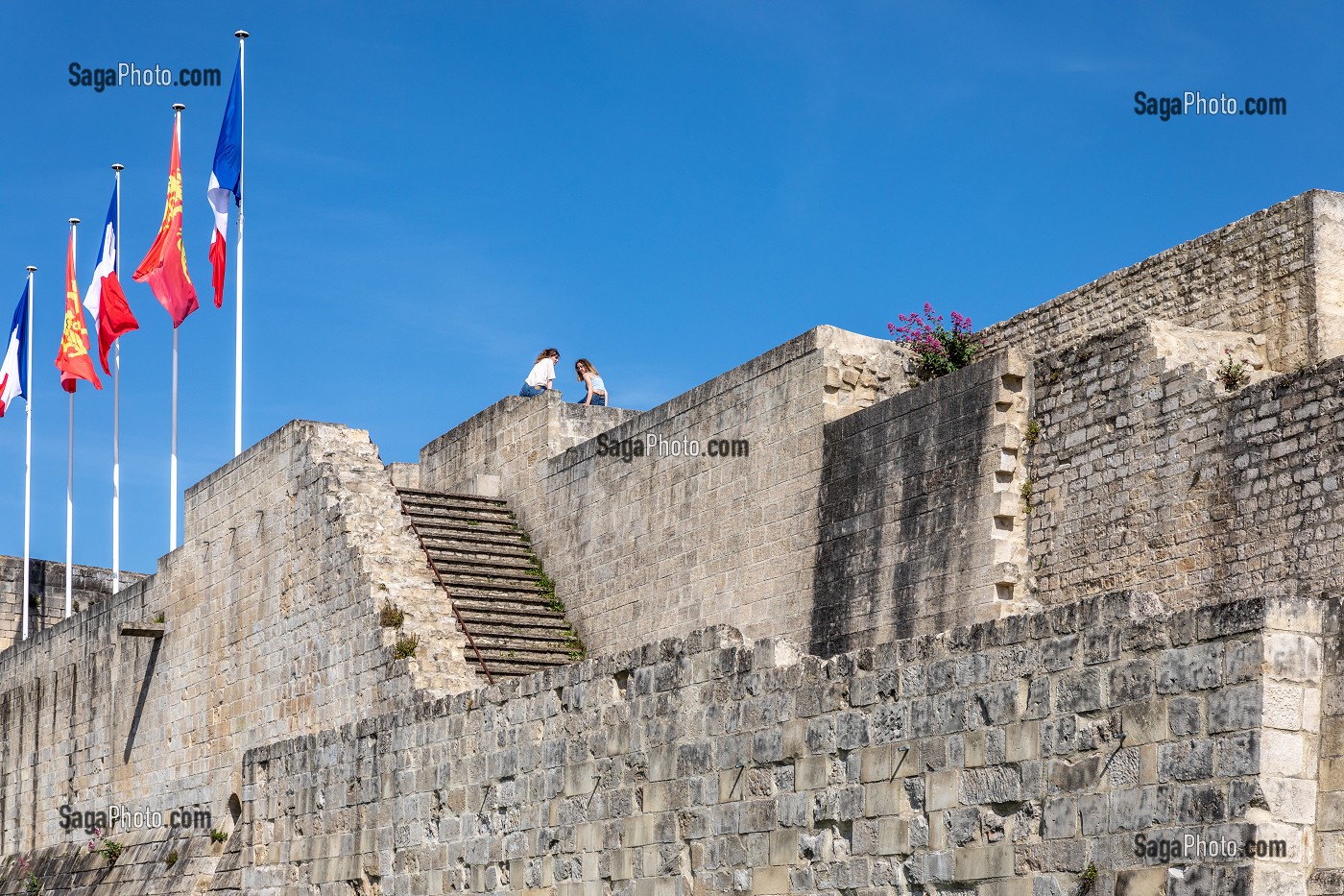 JEUNES FEMMES SUR LES REMPARTS DU CHATEAU DE CAEN CONSTRUIT VERS 1060 (XI EME SIECLE) PAR GUILLAUME LE CONQUERANT, RESIDENCE DES DUCS DE NORMANDIE, CAEN (14), NORMANDIE, FRANCE 