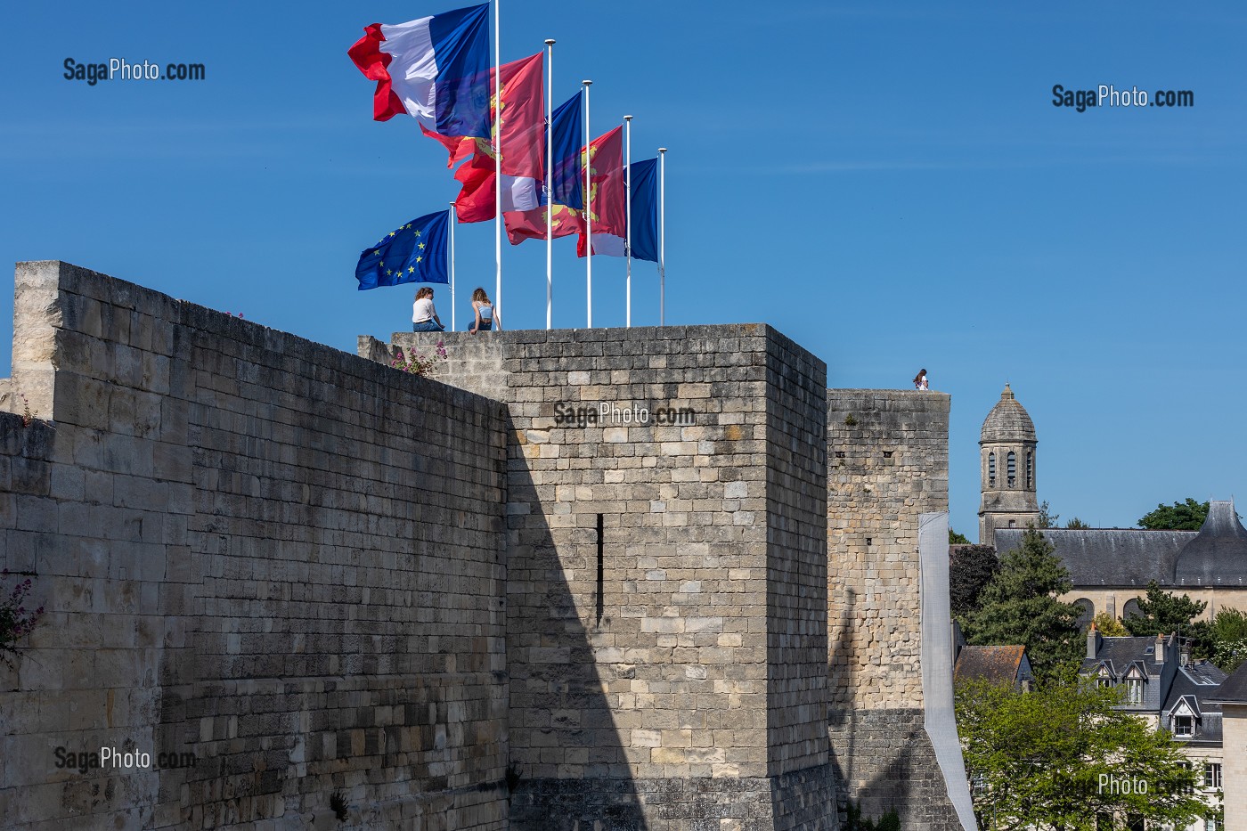 JEUNES FEMMES SUR LES REMPARTS DU CHATEAU DE CAEN CONSTRUIT VERS 1060 (XI EME SIECLE) PAR GUILLAUME LE CONQUERANT, RESIDENCE DES DUCS DE NORMANDIE, CAEN (14), NORMANDIE, FRANCE 