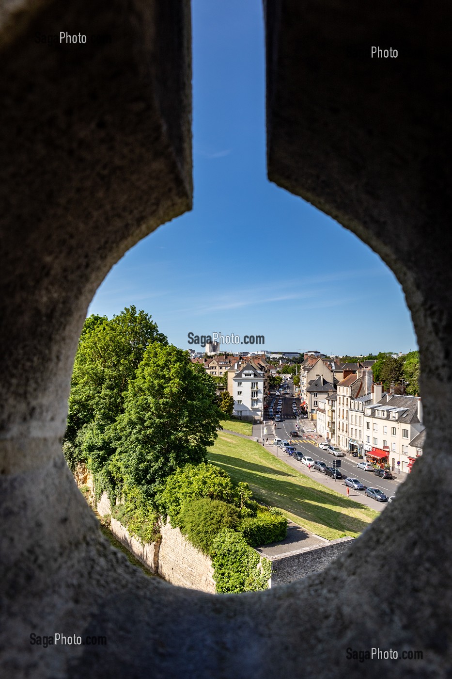 MACHICOULIS SUR LES REMPARTS DU CHATEAU DE CAEN CONSTRUIT VERS 1060 (XI EME SIECLE) PAR GUILLAUME LE CONQUERANT, RESIDENCE DES DUCS DE NORMANDIE, CAEN (14), NORMANDIE, FRANCE 