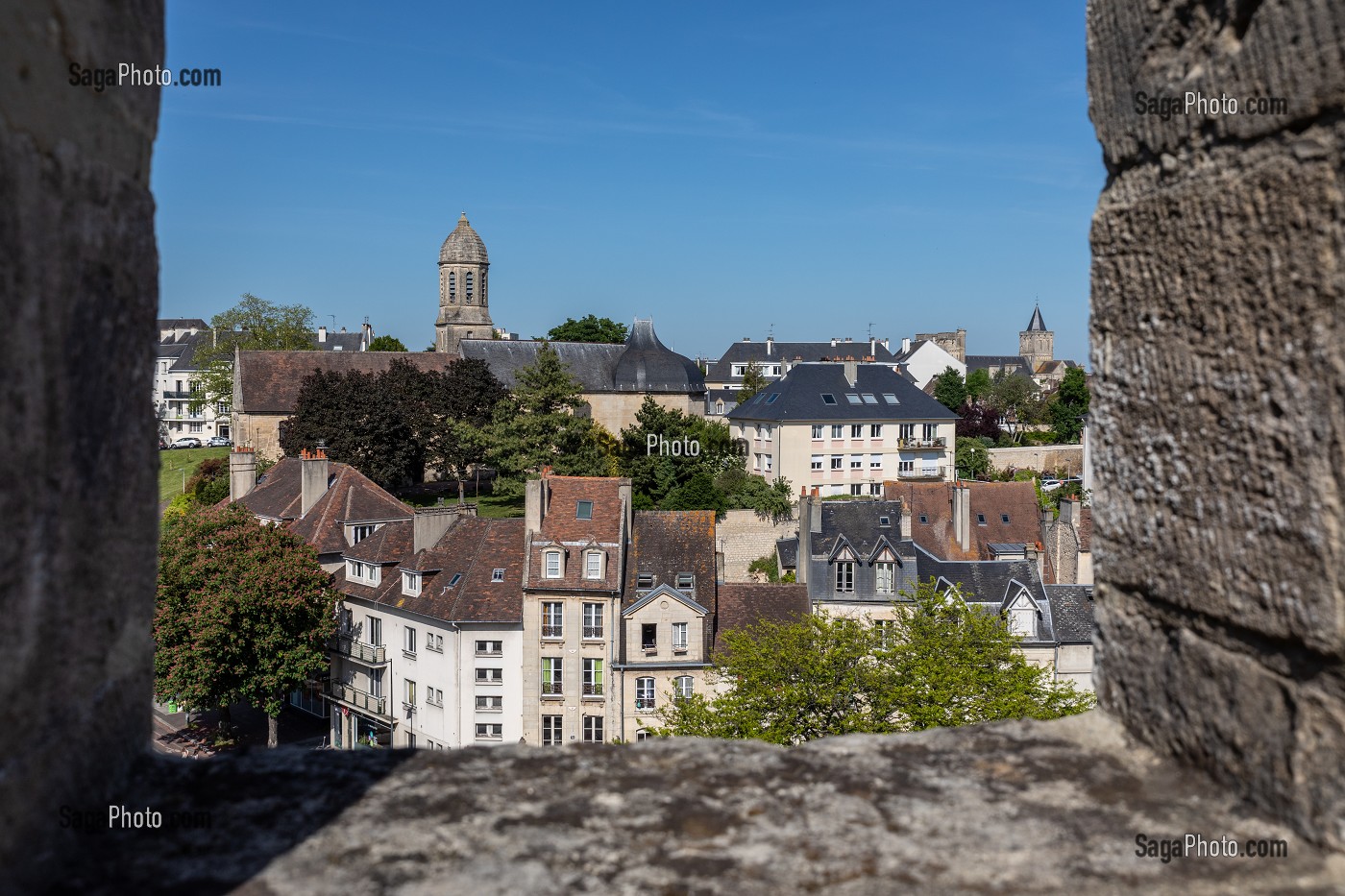 VUE SUR LE QUARTIER VAUGUEUX DEPUIS LE CHEMIN DE RONDE DES REMPARTS DU CHATEAU, CAEN, CALVADOS, NORMANDIE, FRANCE 