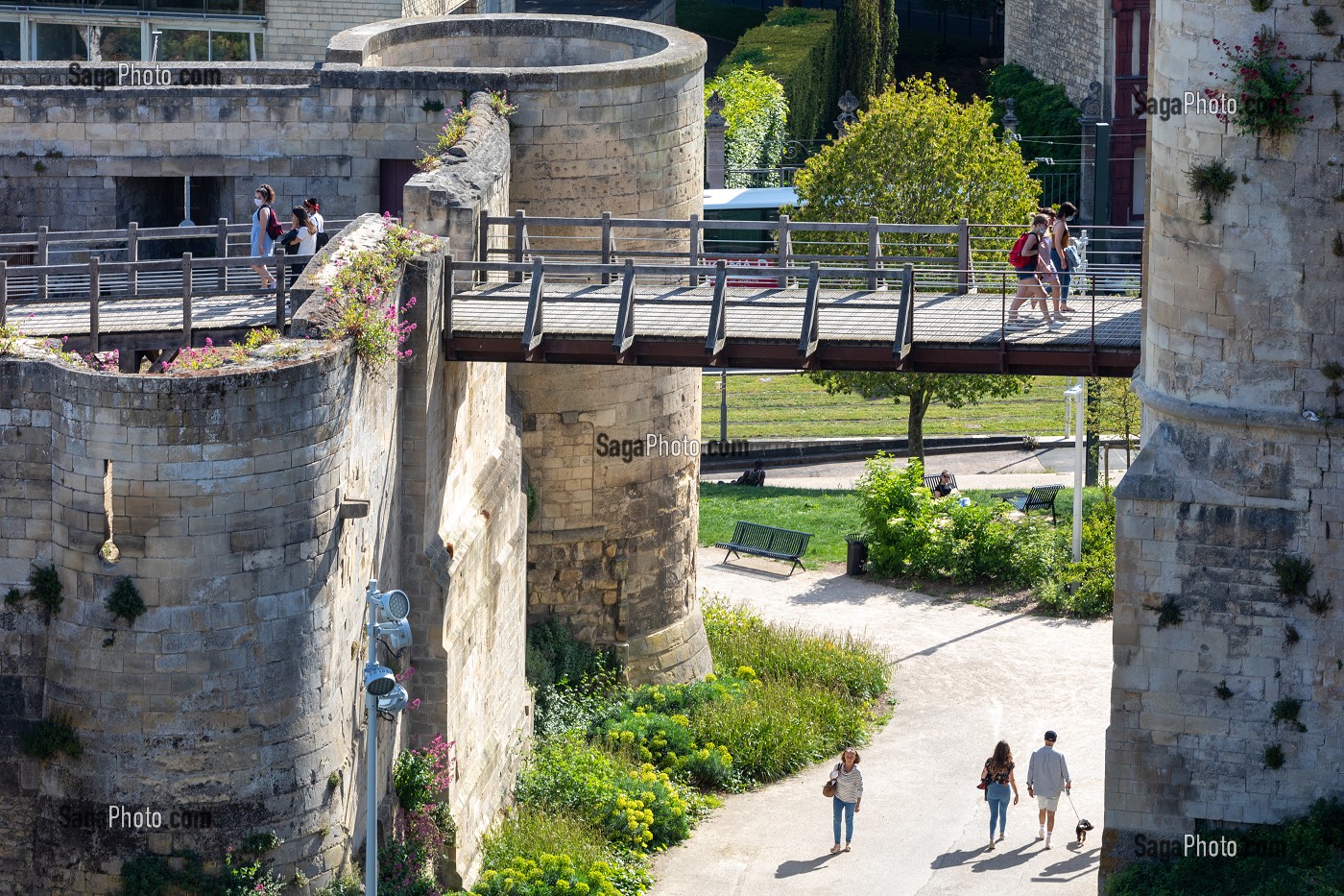 PASSERELLE DE LA PORTE SAINT-PIERRE, CHATEAU DE CAEN CONSTRUIT VERS 1060 (XI EME SIECLE) PAR GUILLAUME LE CONQUERANT, RESIDENCE DES DUCS DE NORMANDIE, CAEN (14), NORMANDIE, FRANCE 