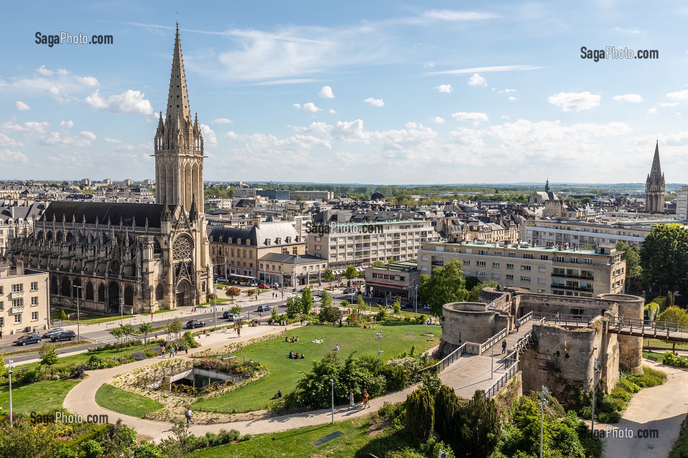 EGLISE SAINT-PIERRE DEVANT LE JARDIN ET LA PORTE SAINT-PIERRE DU CHATEAU DE CAEN CONSTRUIT VERS 1060 (XI EME SIECLE) PAR GUILLAUME LE CONQUERANT, RESIDENCE DES DUCS DE NORMANDIE, CAEN (14), NORMANDIE, FRANCE 