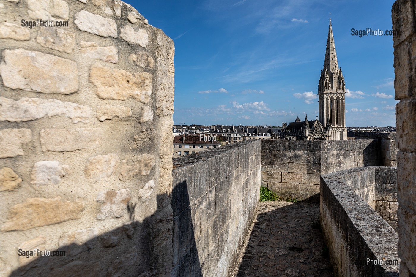 CLOCHER DE L'EGLISE SAINT-PIERRE ET REMPARTS DU CHATEAU DE CAEN CONSTRUIT VERS 1060 (XI EME SIECLE) PAR GUILLAUME LE CONQUERANT, RESIDENCE DES DUCS DE NORMANDIE, CAEN (14), NORMANDIE, NORMANDIE, FRANCE 