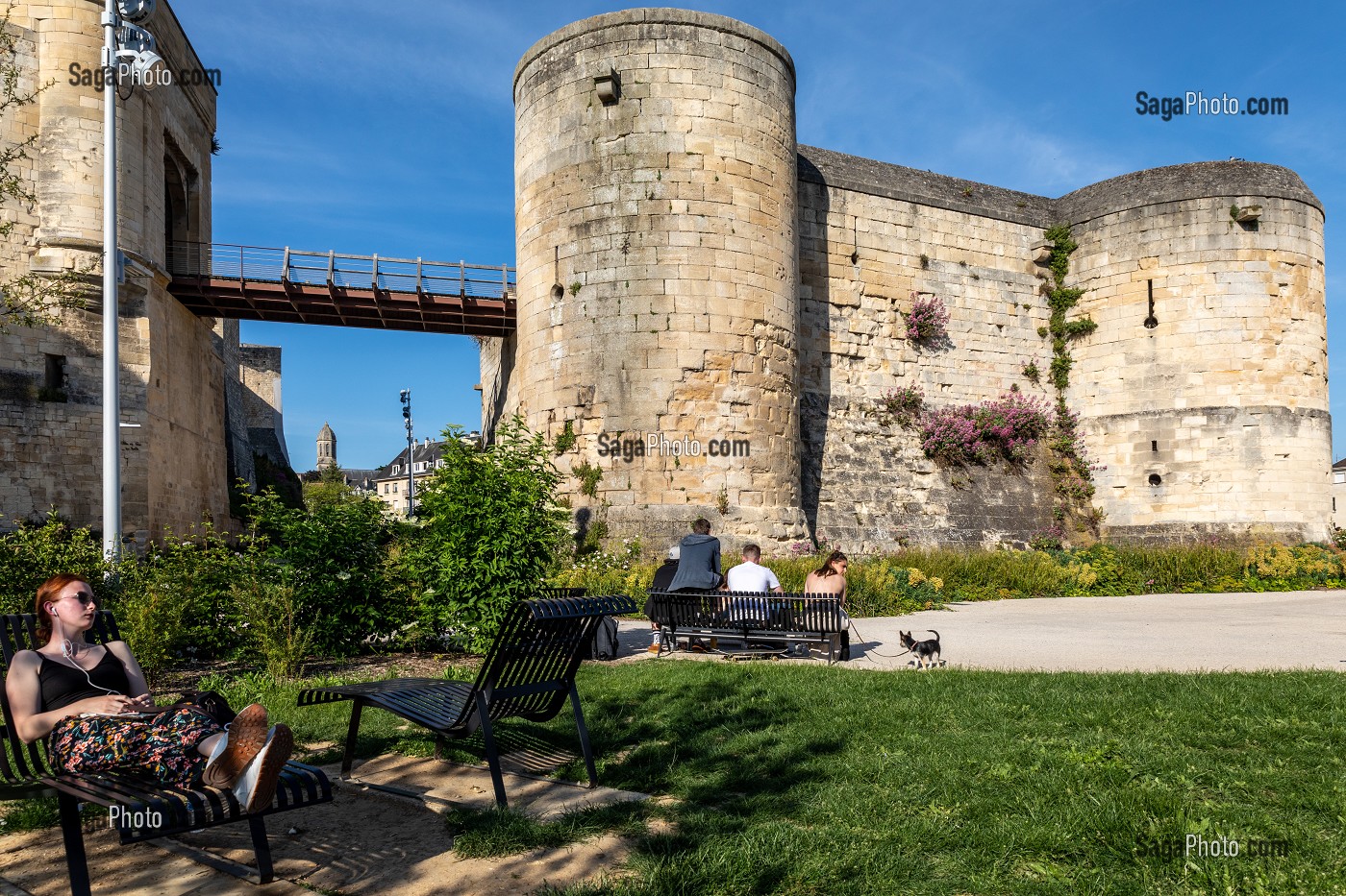 JARDINS DEVANT LES TOURS D'ENCEINTE DU CHATEAU DE GUILLAUME LE CONQUERANT, CAEN, CALVADOS, NORMANDIE, FRANCE 