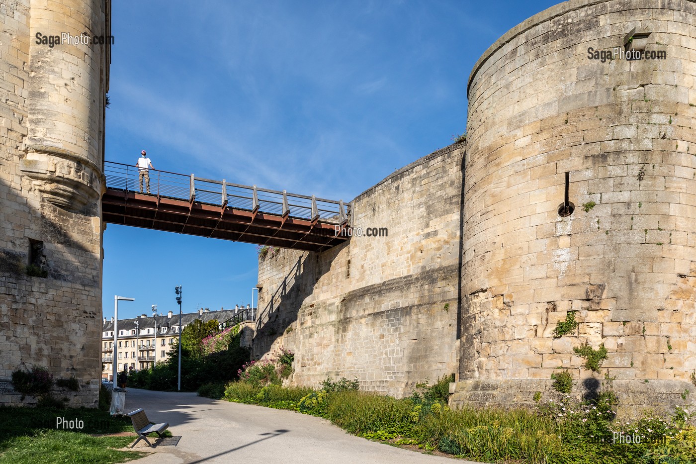 REMPARTS DU CHATEAU DE CAEN CONSTRUIT VERS 1060 (XI EME SIECLE) PAR GUILLAUME LE CONQUERANT, RESIDENCE DES DUCS DE NORMANDIE, CAEN (14), NORMANDIE, FRANCE 