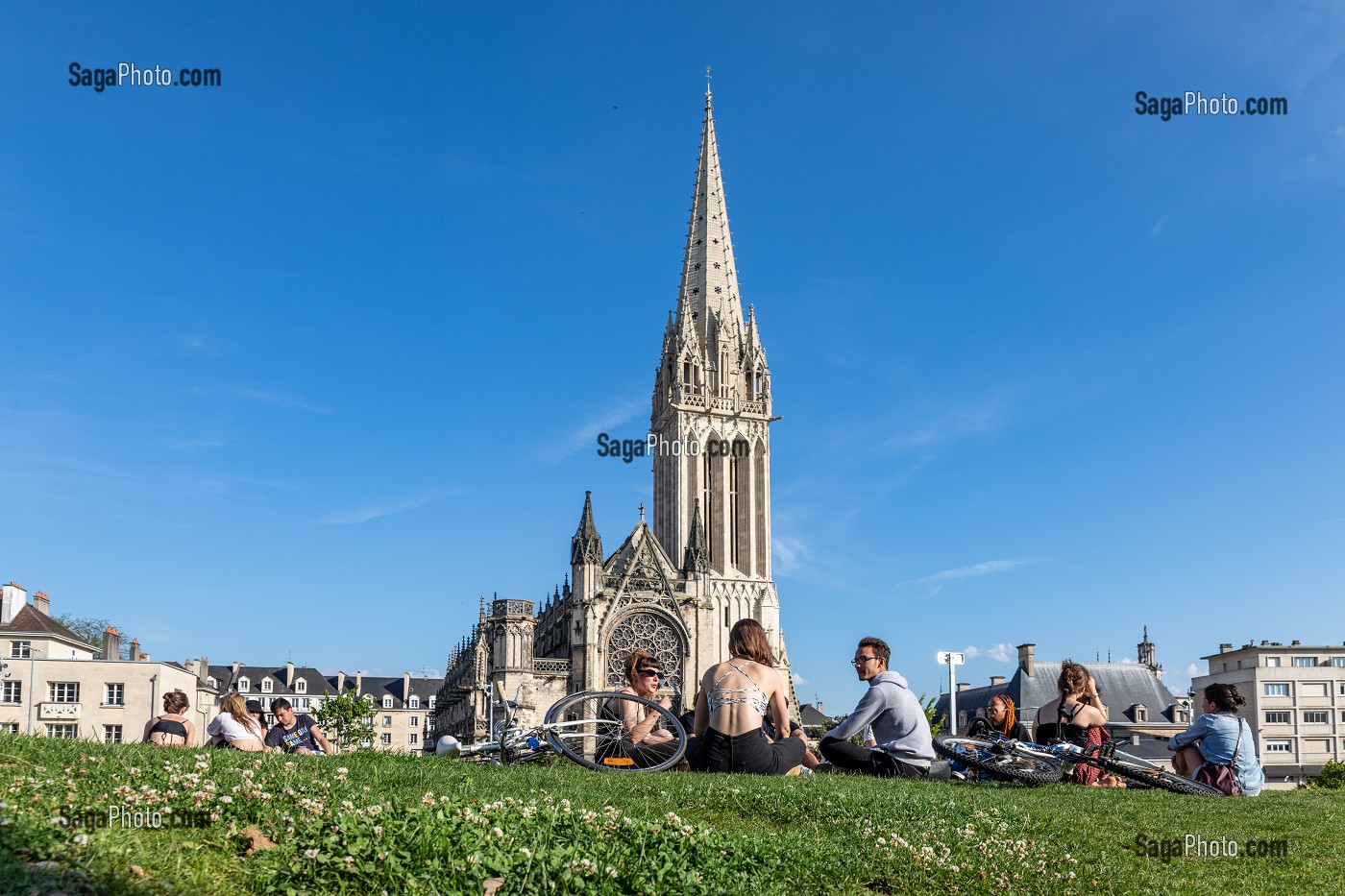 GROUPES DE JEUNES SUR LES PELOUSES DU CHATEAU DEVANT L'EGLISE SAINT-PIERRE, CAEN, CALVADOS, NORMANDIE, FRANCE 