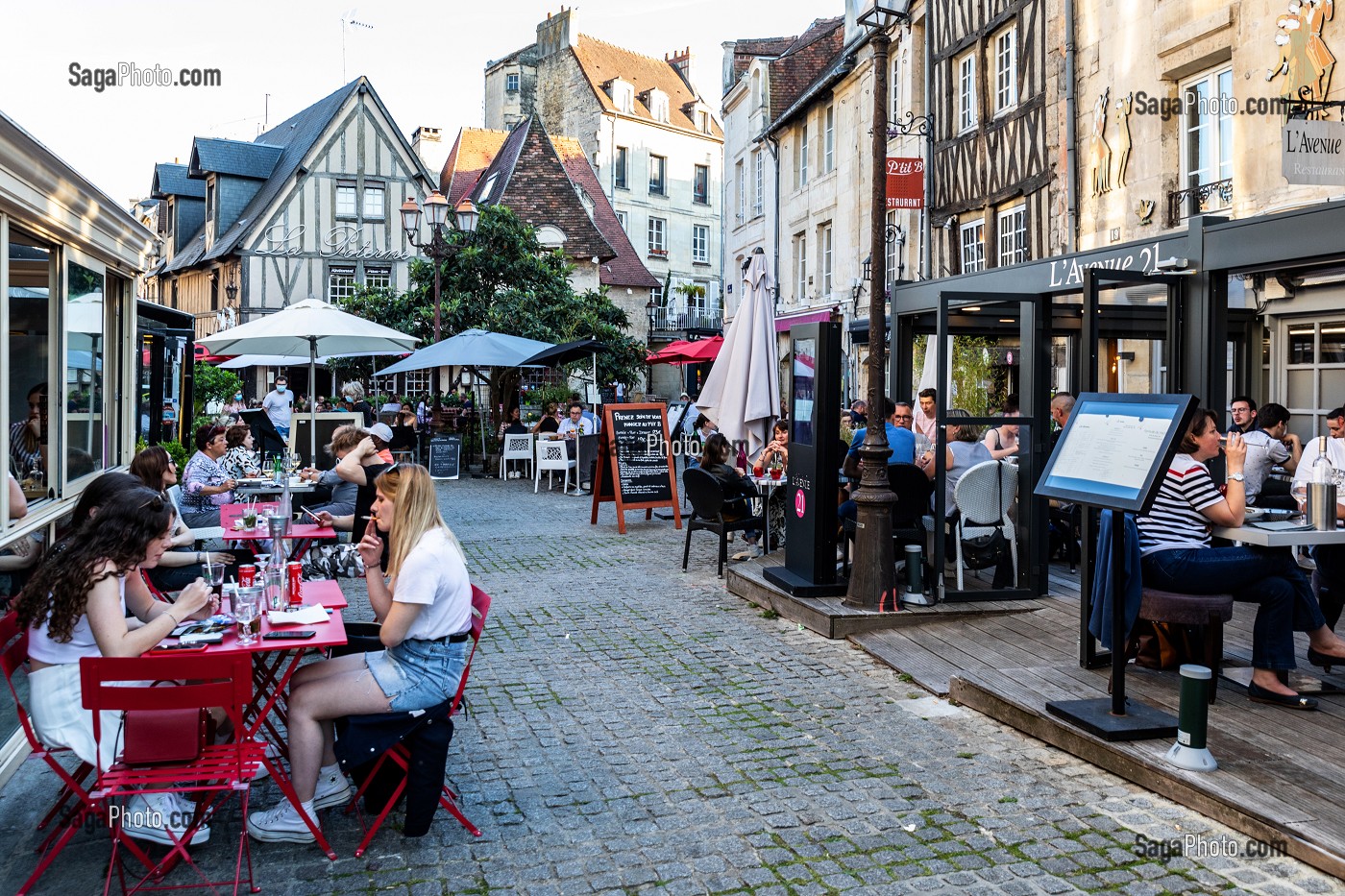 AMBIANCE DE FIN D'APRES-MIDI, QUARTIER VAUGUEUX, CAEN, CALVADOS, NORMANDIE, FRANCE 