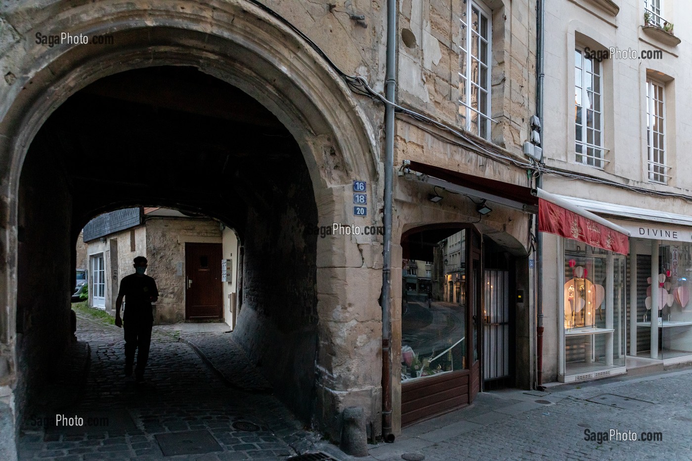 AMBIANCE DE LA RUE FROIDE, CAEN, CALVADOS, NORMANDIE, FRANCE 