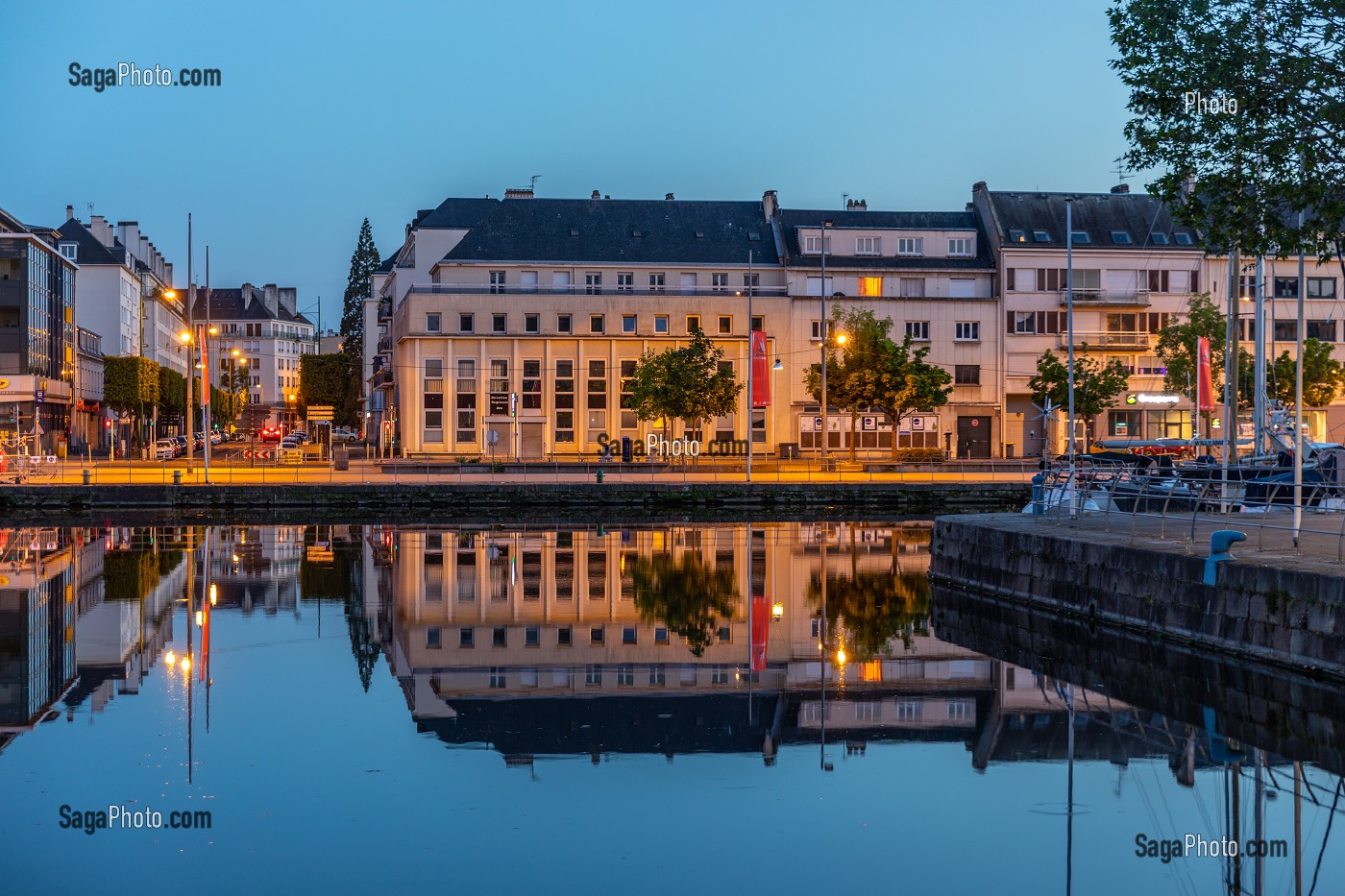 IMMEUBLES DE NUIT, QUAI VENDEUVRE DEVANT LE PORT DE PLAISANCE, CAEN, CALVADOS, NORMANDIE, FRANCE 