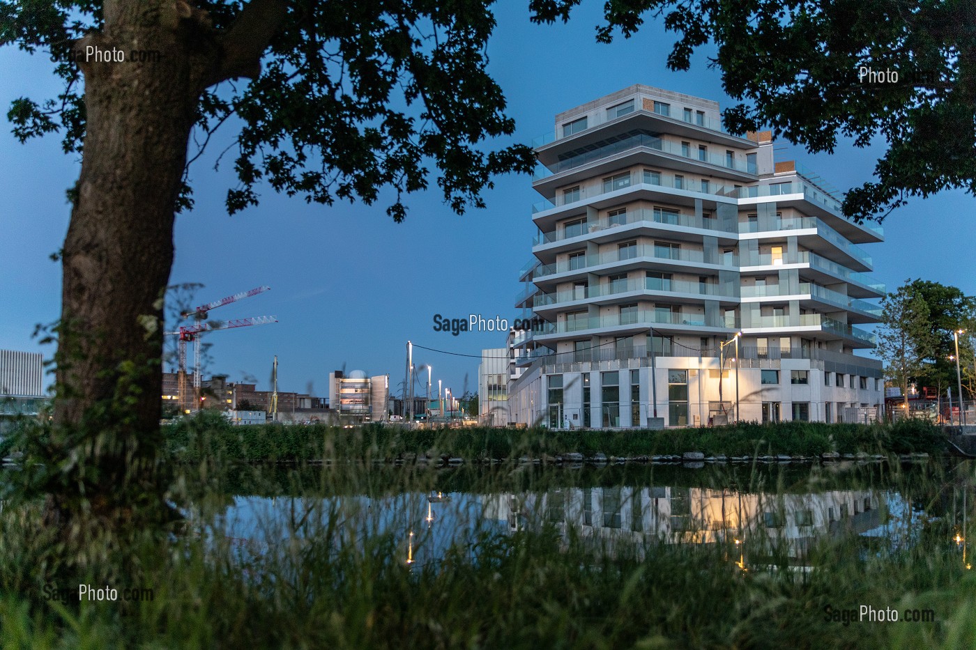 IMMEUBLE MODERNE EN CONSTRUCTION, PRESQU'ILE DE CAEN, CALVADOS, NORMANDIE, FRANCE 