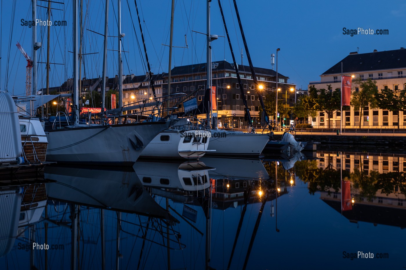 BATEAUX A QUAI A LA TOMBEE DE LA NUIT, PORT DE PLAISANCE, CAEN, CALVADOS, NORMANDIE, FRANCE 