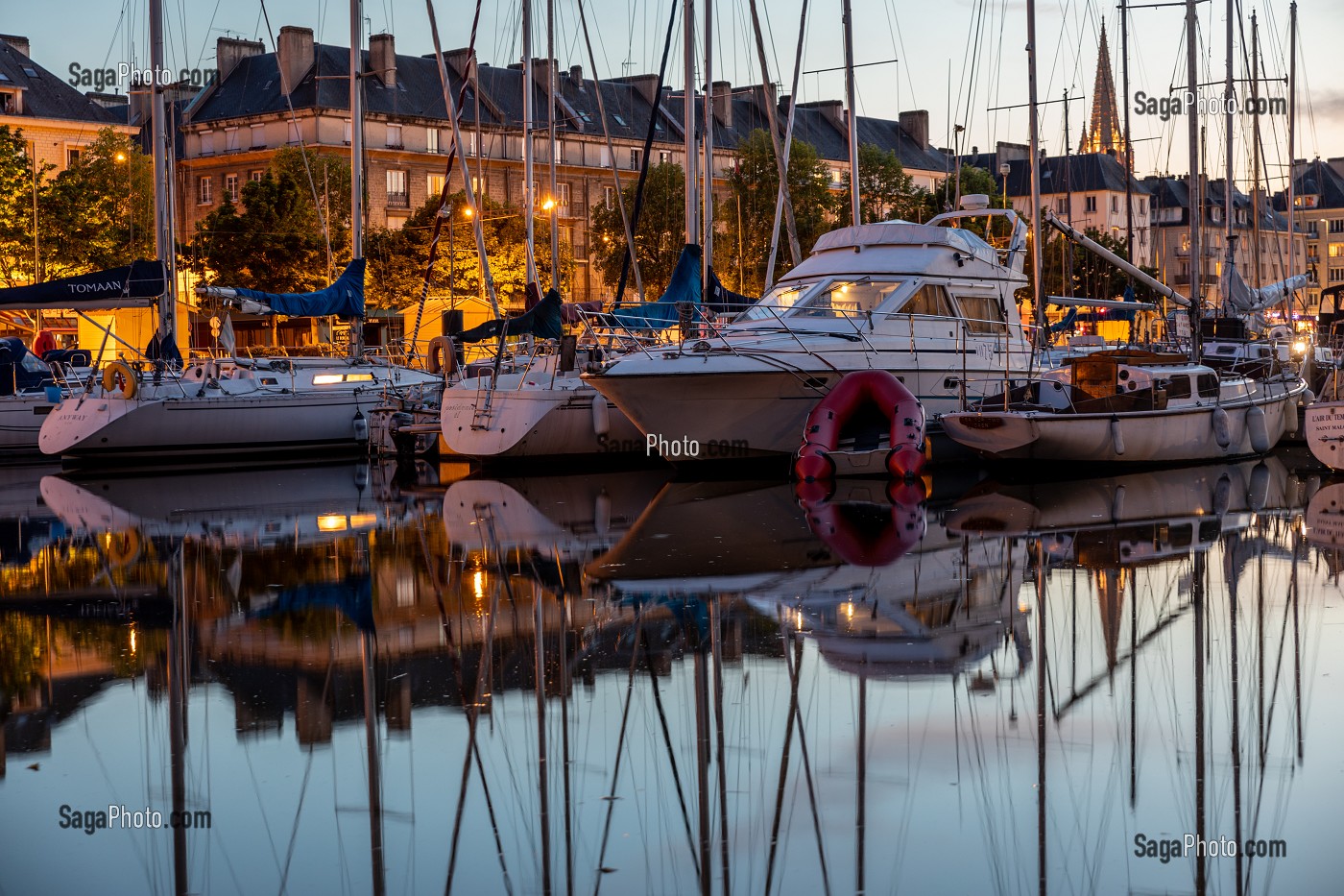 BATEAUX A QUAI A LA TOMBEE DE LA NUIT, PORT DE PLAISANCE, CAEN, CALVADOS, NORMANDIE, FRANCE 