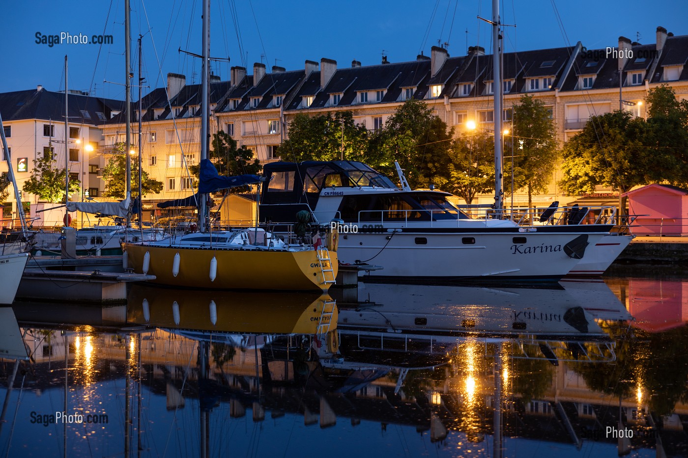 BATEAUX A QUAI A LA TOMBEE DE LA NUIT, PORT DE PLAISANCE, CAEN, CALVADOS, NORMANDIE, FRANCE 