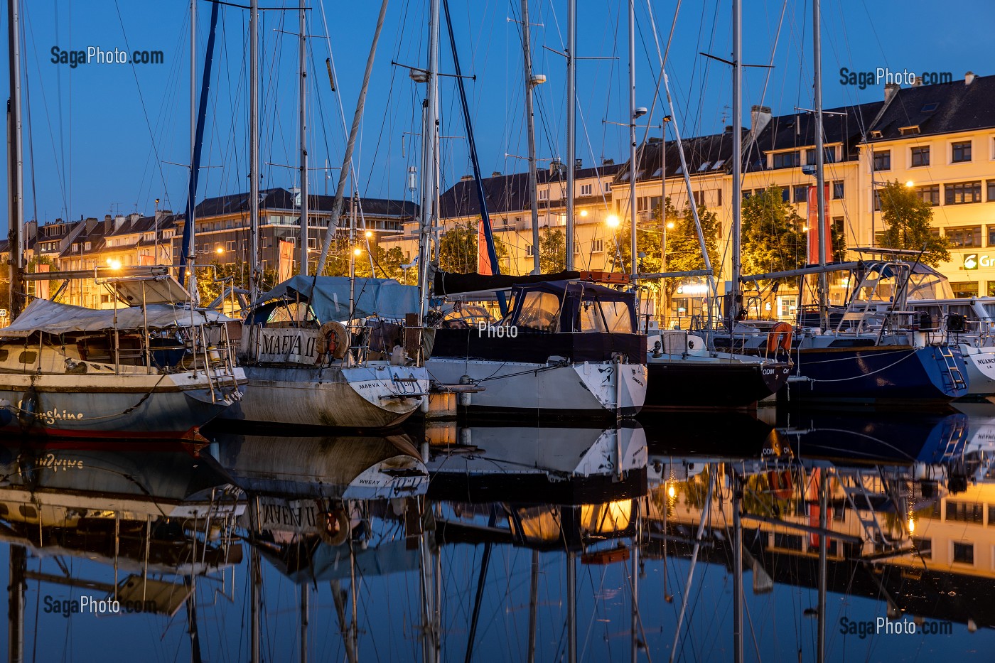 BATEAUX A QUAI A LA TOMBEE DE LA NUIT, PORT DE PLAISANCE, CAEN, CALVADOS, NORMANDIE, FRANCE 