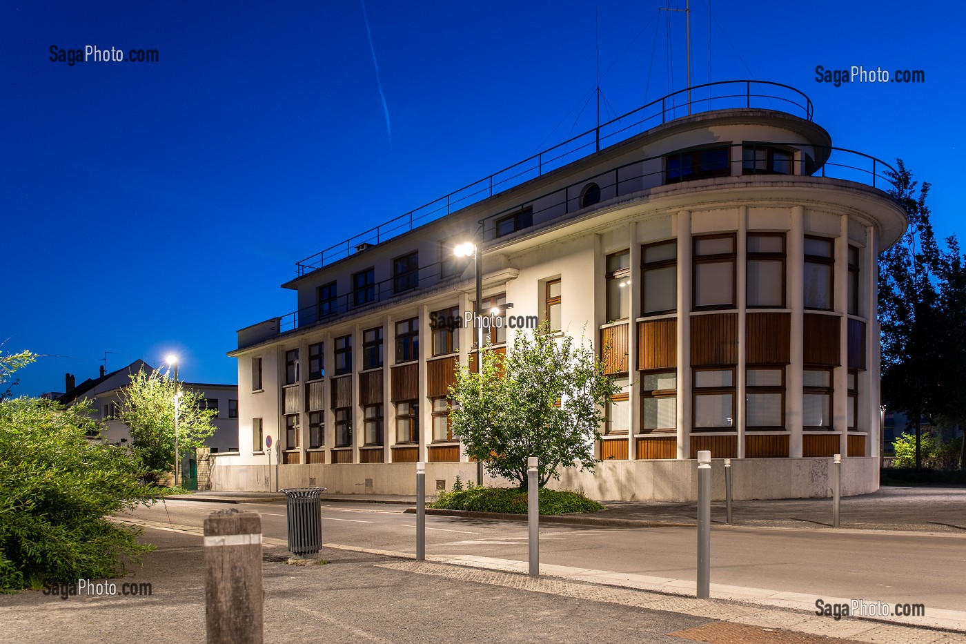 IMMEUBLE DE NUIT EN FORME DE BATEAU, SOCIETE SOGENA DE LOGISTIQUE PORTUAIRE, CAEN, CALVADOS, NORMANDIE, FRANCE 