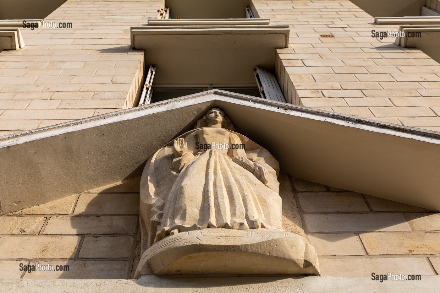 STATUE DE LA REINE MATHILDE (MATHILDE DE FLANDRE, DUCHESSE DE NORMANDIE ET EPOUSE DE GUILLAUME LE CONQUERANT) SUR UN IMMEUBLE DE LA PLACE DE LA REINE MATHILDE, CAEN, CALVADOS, NORMANDIE, FRANCE 