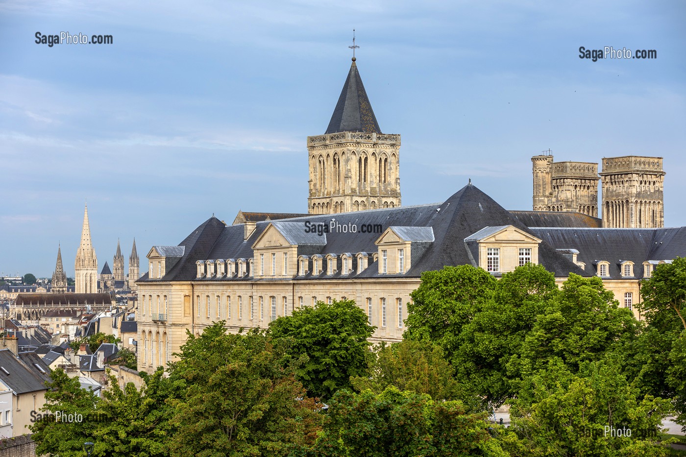 CLOCHER ET TOURS DE L'ABBAYE AUX DAMES, ANCIEN MONASTERE DE MONIALES BENEDICTINES QUI ABRITE AUJOURD'HUI LE CONSEIL REGIONAL DE NORMANDIE, ET VUE SUR LES CLOCHERS DE L'ABBAYE AUX HOMMES ET DE L'EGLISE SAINT-PIERRE, CAEN, CALVADOS, NORMANDIE, FRANCE 