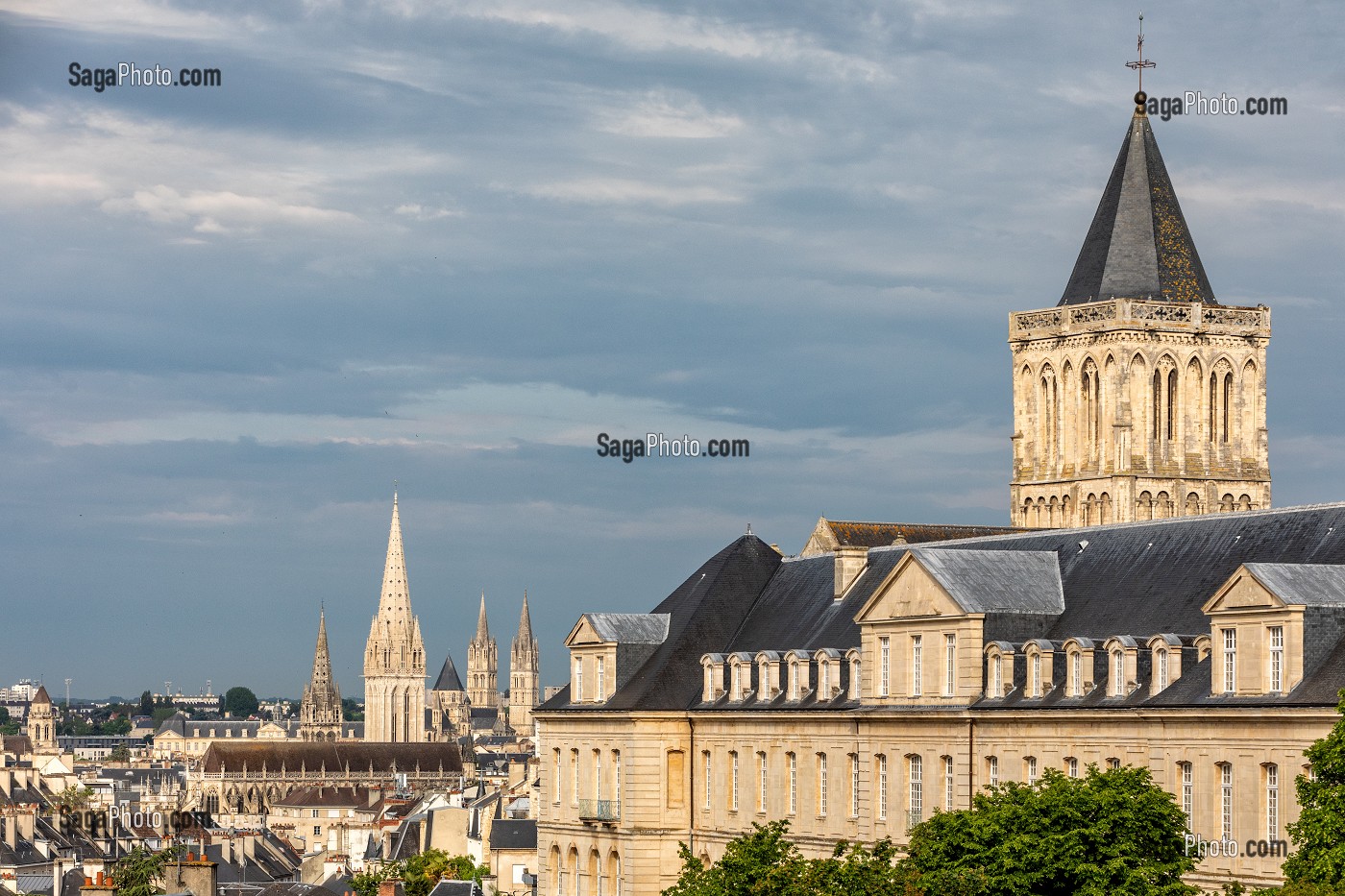 CLOCHER DE L'ABBAYE AUX DAMES, ANCIEN MONASTERE DE MONIALES BENEDICTINES QUI ABRITE AUJOURD'HUI LE CONSEIL REGIONAL DE NORMANDIE, VUE SUR LES CLOCHERS DE L'ABBAYE AUX HOMMES ET DE L'EGLISE SAINT-PIERRE, CAEN, CALVADOS, NORMANDIE, FRANCE 