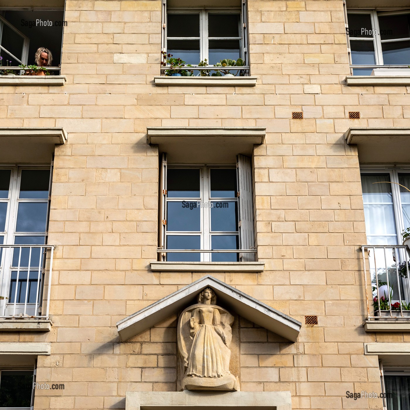 STATUE DE REINE MATHILDE (MATHILDE DE FLANDRE, DUCHESSE DE NORMANDIE ET EPOUSE DE GUILLAUME LE CONQUERANT) SUR UN IMMEUBLE DE LA PLACE DE LA REINE MATHILDE, CAEN, CALVADOS, NORMANDIE, FRANCE 