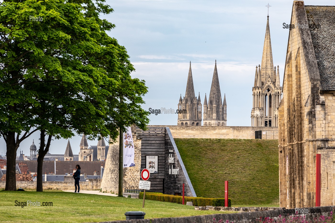 CLOCHERS DE L'ABBAYE AUX HOMMES VUE DEPUIS L'ENCEINTE DU CHATEAU, CAEN, CALVADOS, NORMANDIE, FRANCE 