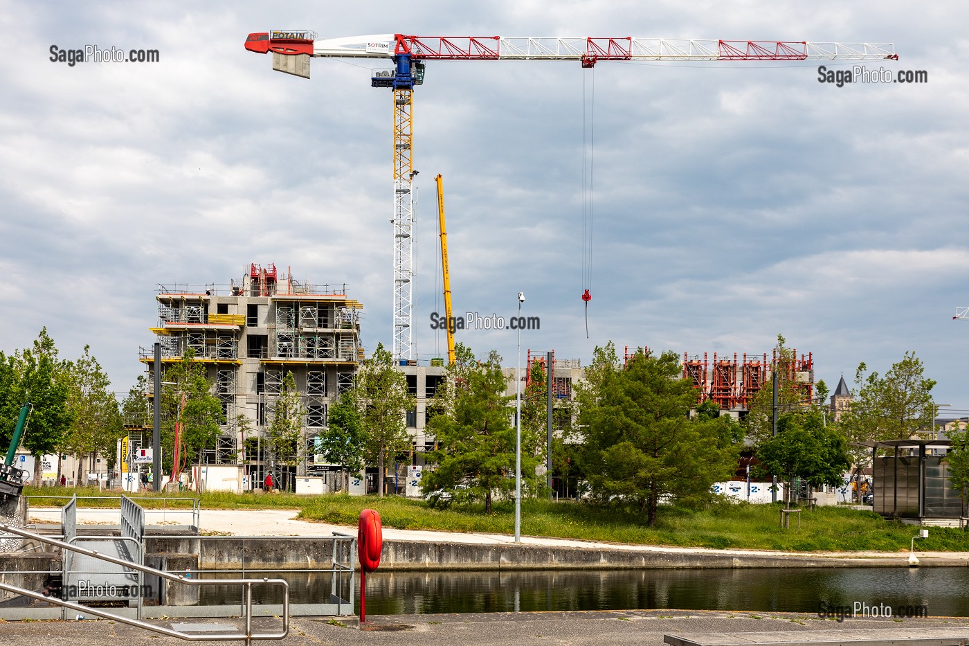 GRUE ET IMMEUBLES EN CONSTRUCTION, LA VILLE EN CHANTIER, PRESQU'ILE DE CAEN, CALVADOS, NORMANDIE, FRANCE 