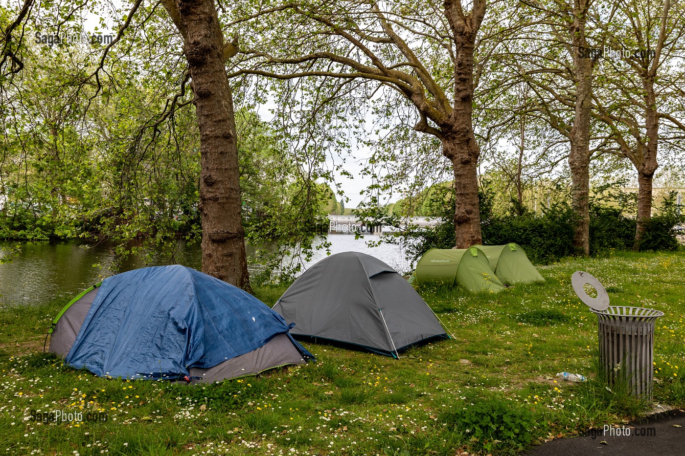 TENTES DE REFUGIES SUR LES BORDS DU CANAL DE L'ORNE, CAEN, CALVADOS, NORMANDIE, FRANCE 