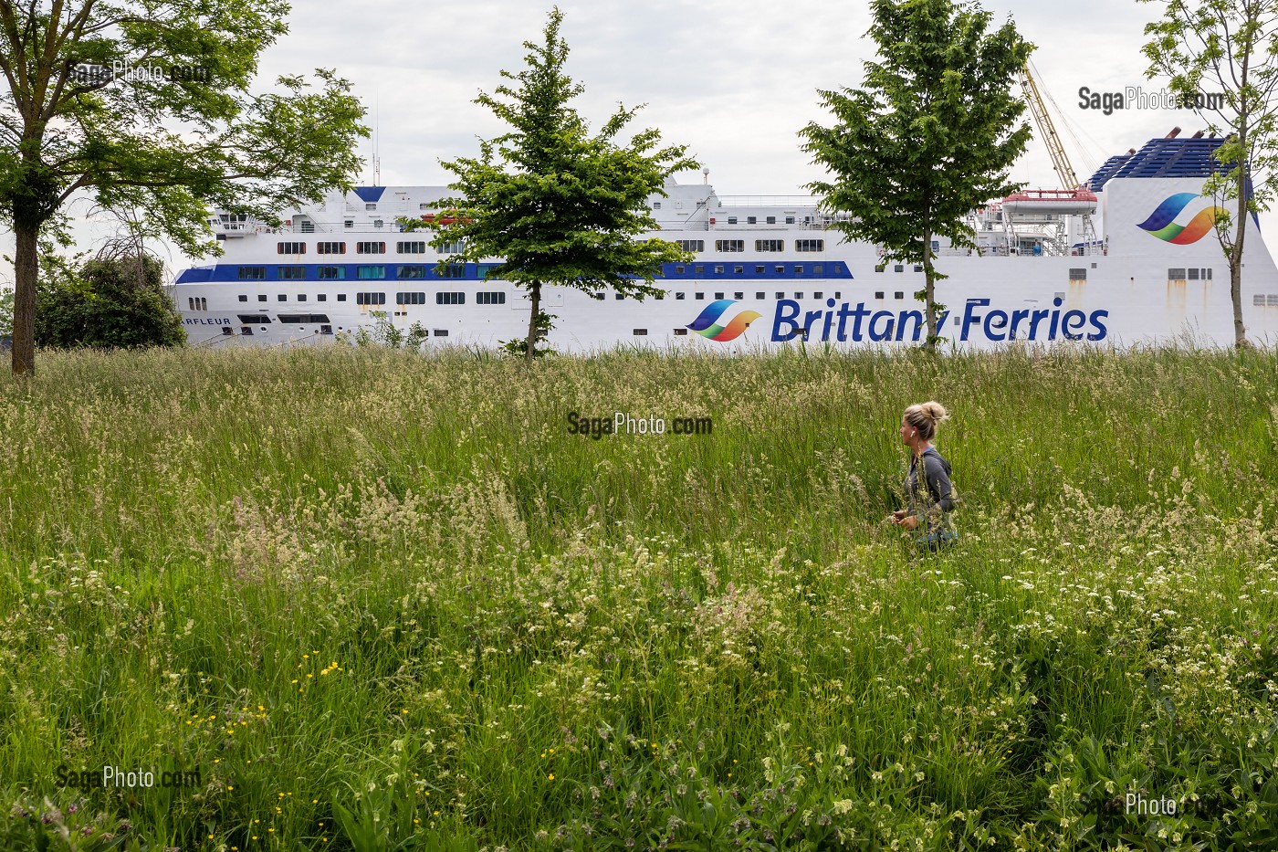 JEUNE FEMME, JOGGEUSE DEVANT LE BATEAU BRITTANY FERRIES PRES DU CANAL DE CAEN A LA MER, RIVIERE L'ORNE, CAEN, CALVADOS, NORMANDIE, FRANCE 