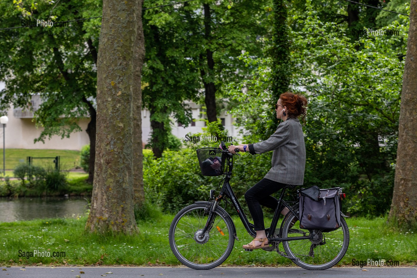 FEMME EN BALADE A VELO SUR LES BORDS DE L'ORNE, LA PRAIRIE, CAEN, CALVADOS, NORMANDIE, FRANCE 